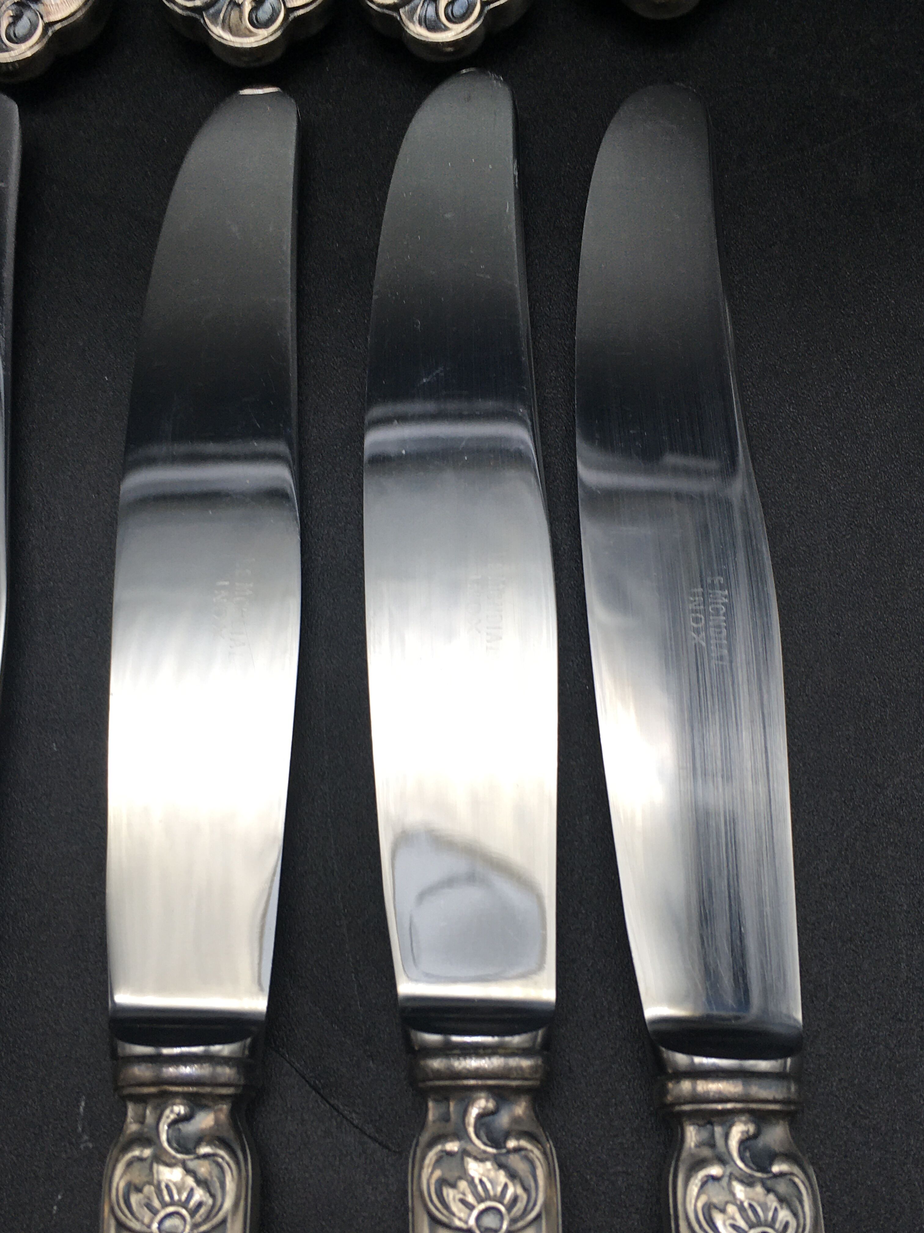 12 silver metal table knives model Rocaille