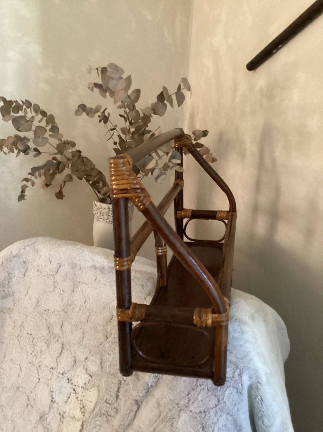 Varnished rattan shelf - vintage