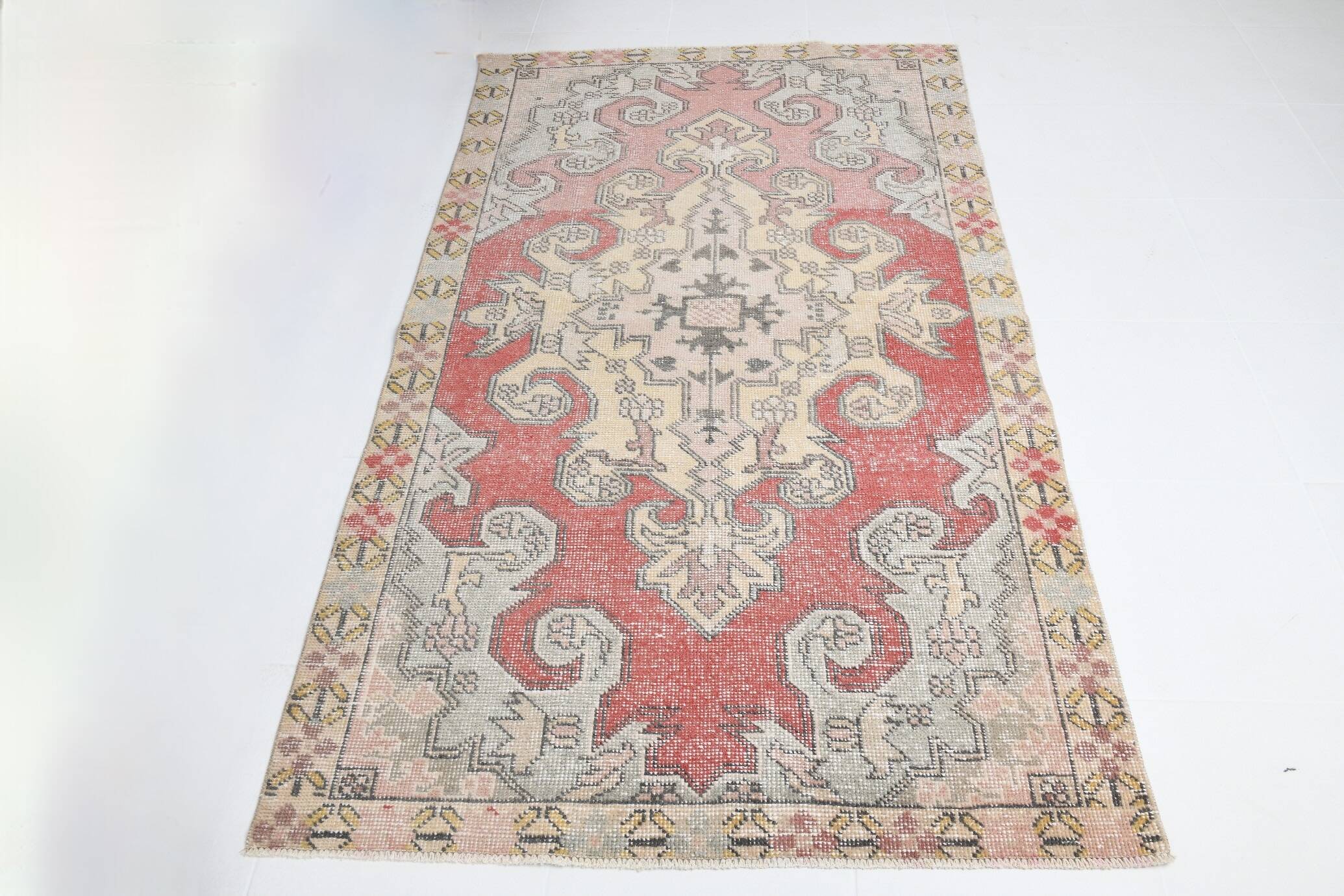 4x7 Pale Red & Beige Classic Vintage Rug, 127x215Cm