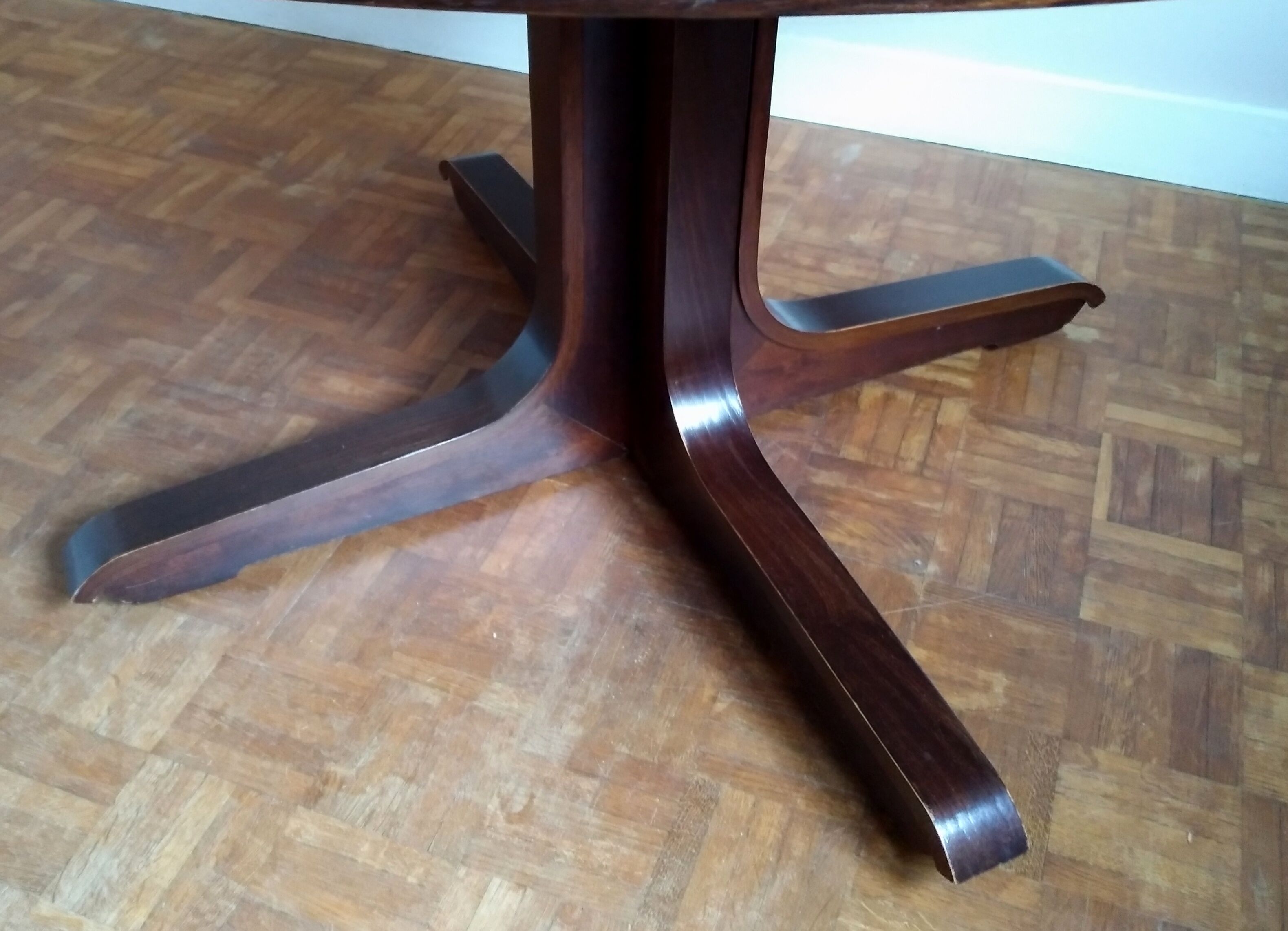Extendable round table on central support