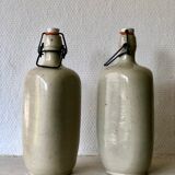 Lot de 2 anciennes bouteilles en grès
