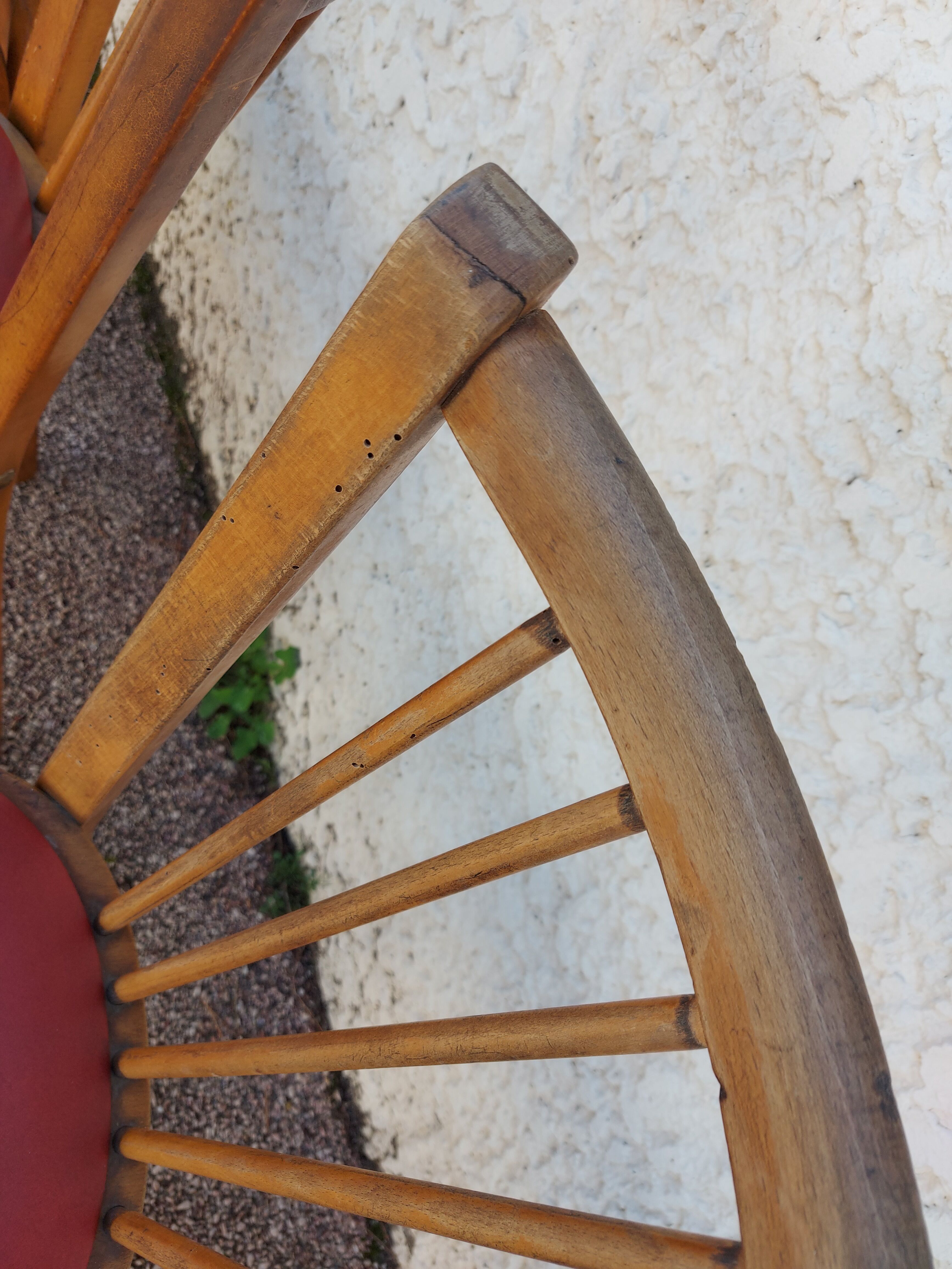 Lot de 5 chaises baumann en hêtre et simili cuir rouge 1950
