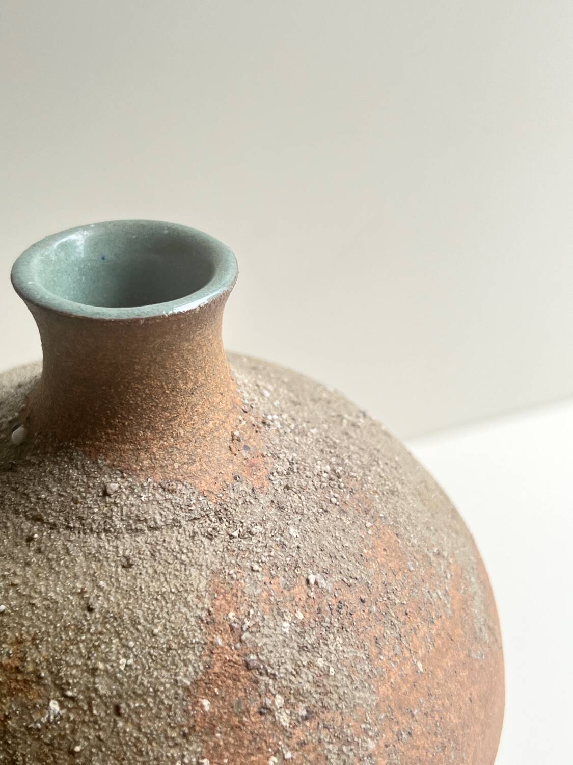Vase sculptural en grès chamotté & émail bleu, la borne 1970