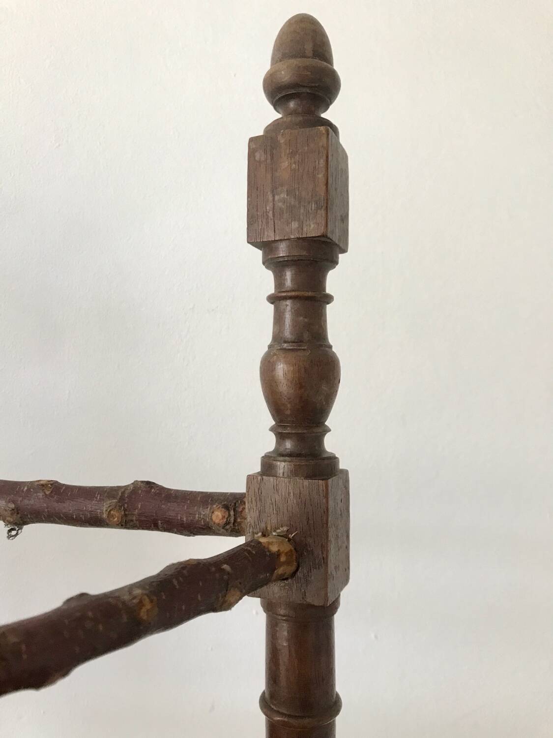 Old Provençal-style mulched tripod stool