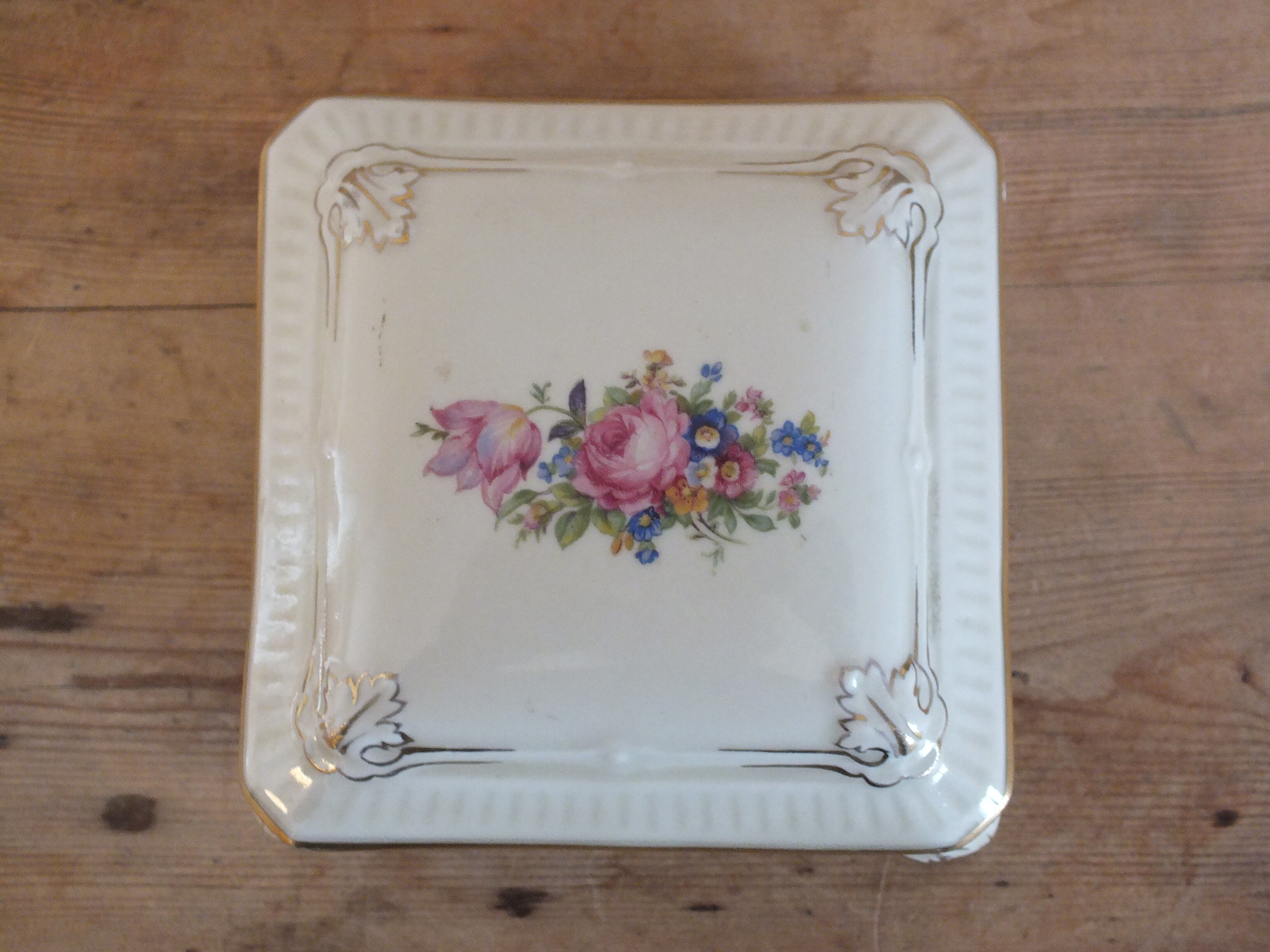 Porcelain candy box floral decoration