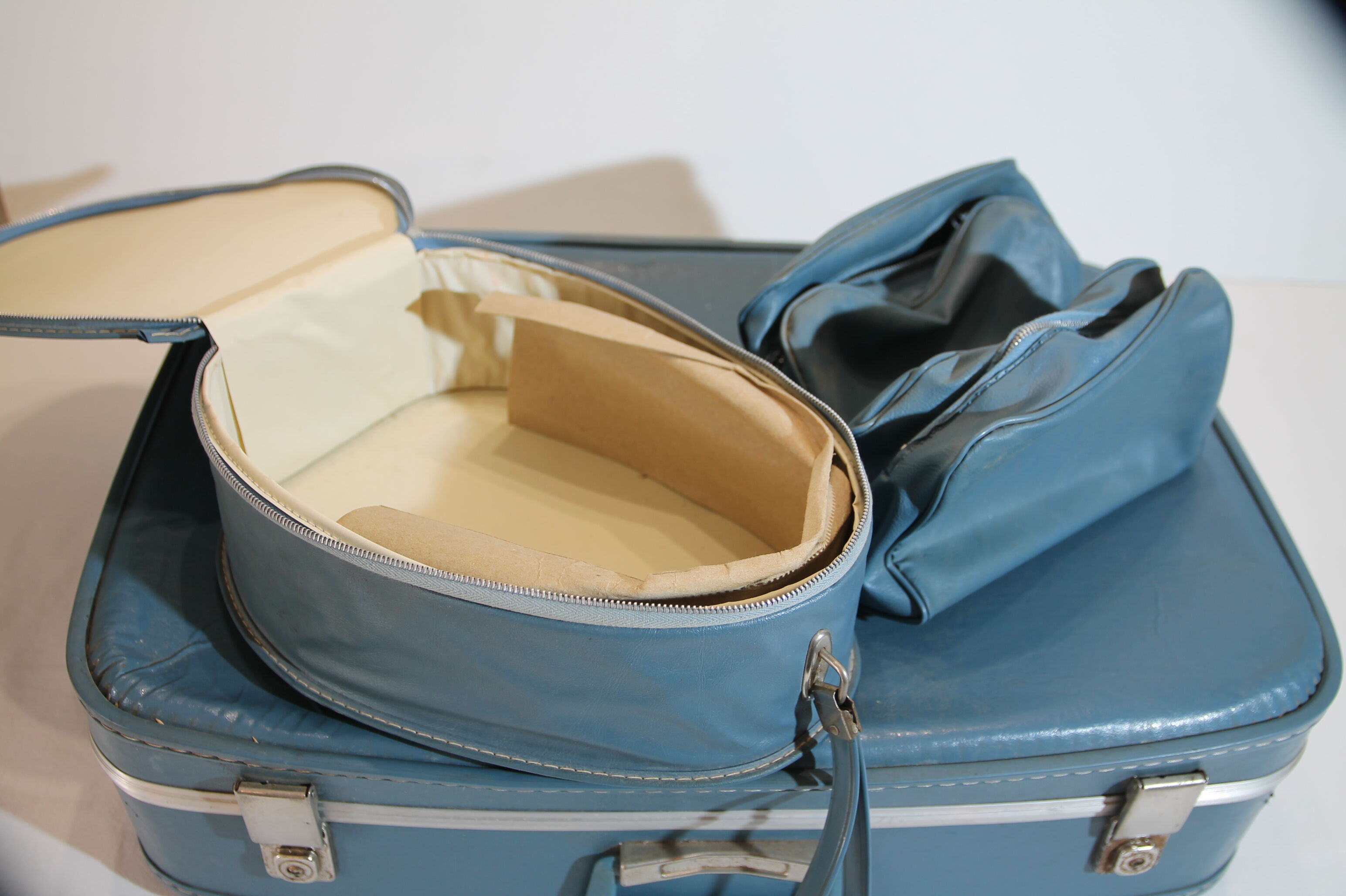 Valise d'hôtesse et sa valise à chapeau