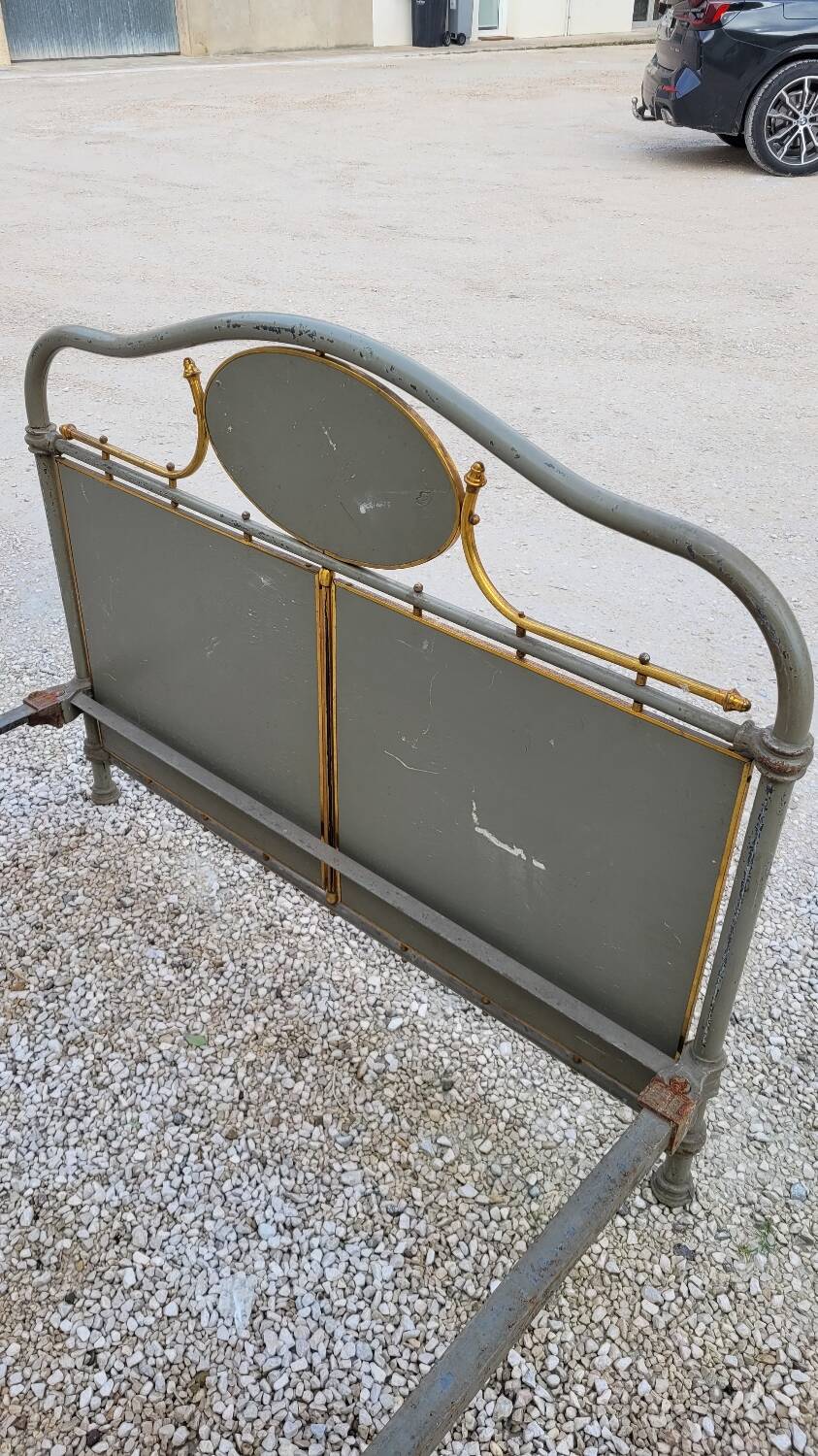 Cast iron bed decorated with flowers from the 19th century