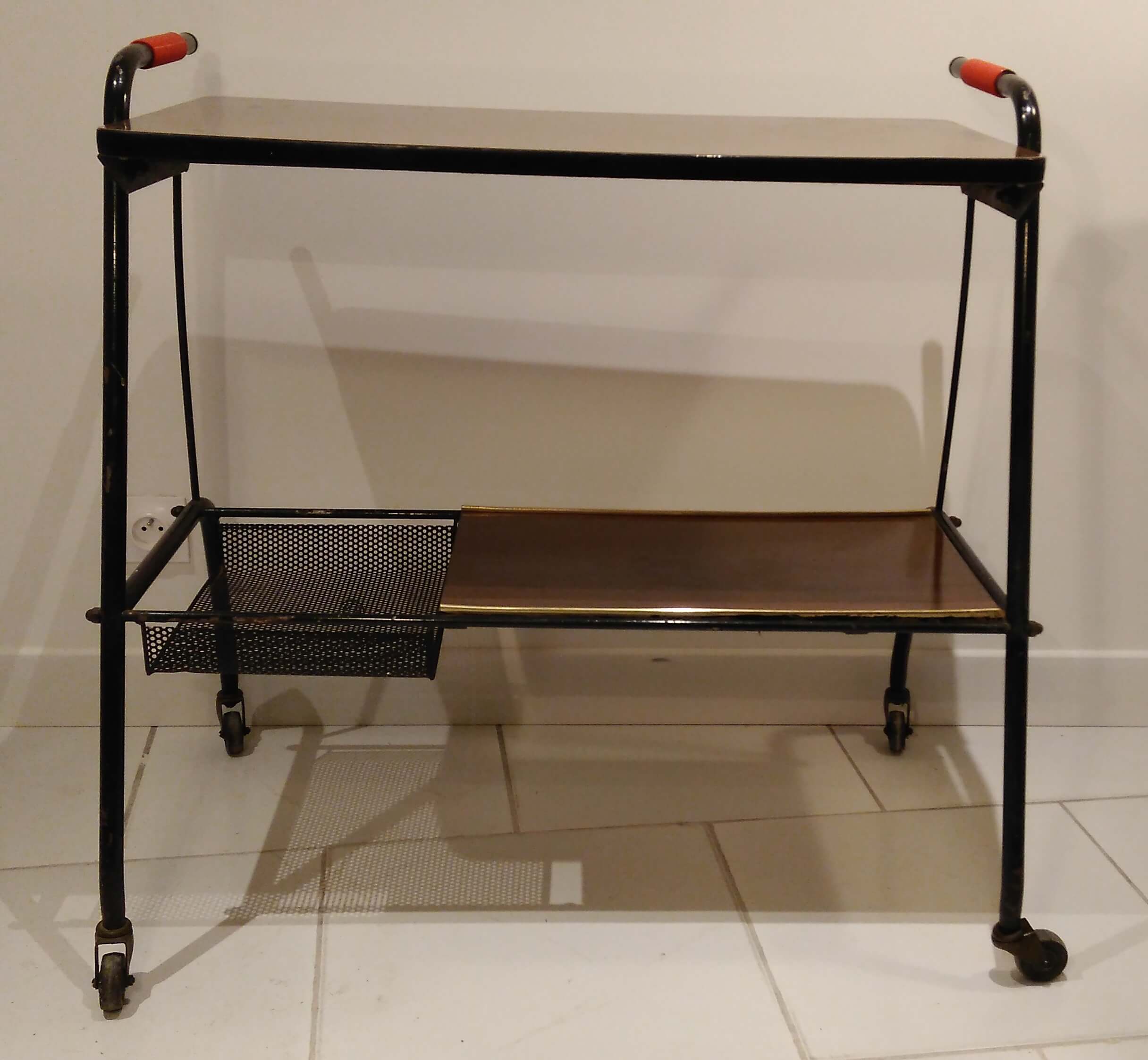 Red scoubidou handles wheeled serving table