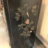 Ancien meuble chinois laqué noir orné de pierres dures / cabinet