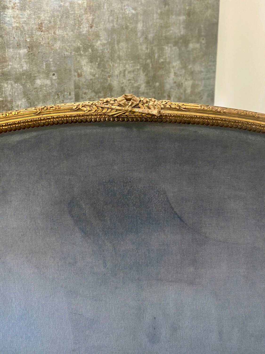 Banquette en bois doré sculpté et mouluré de style Louis XVI Époque XIX eme siècle