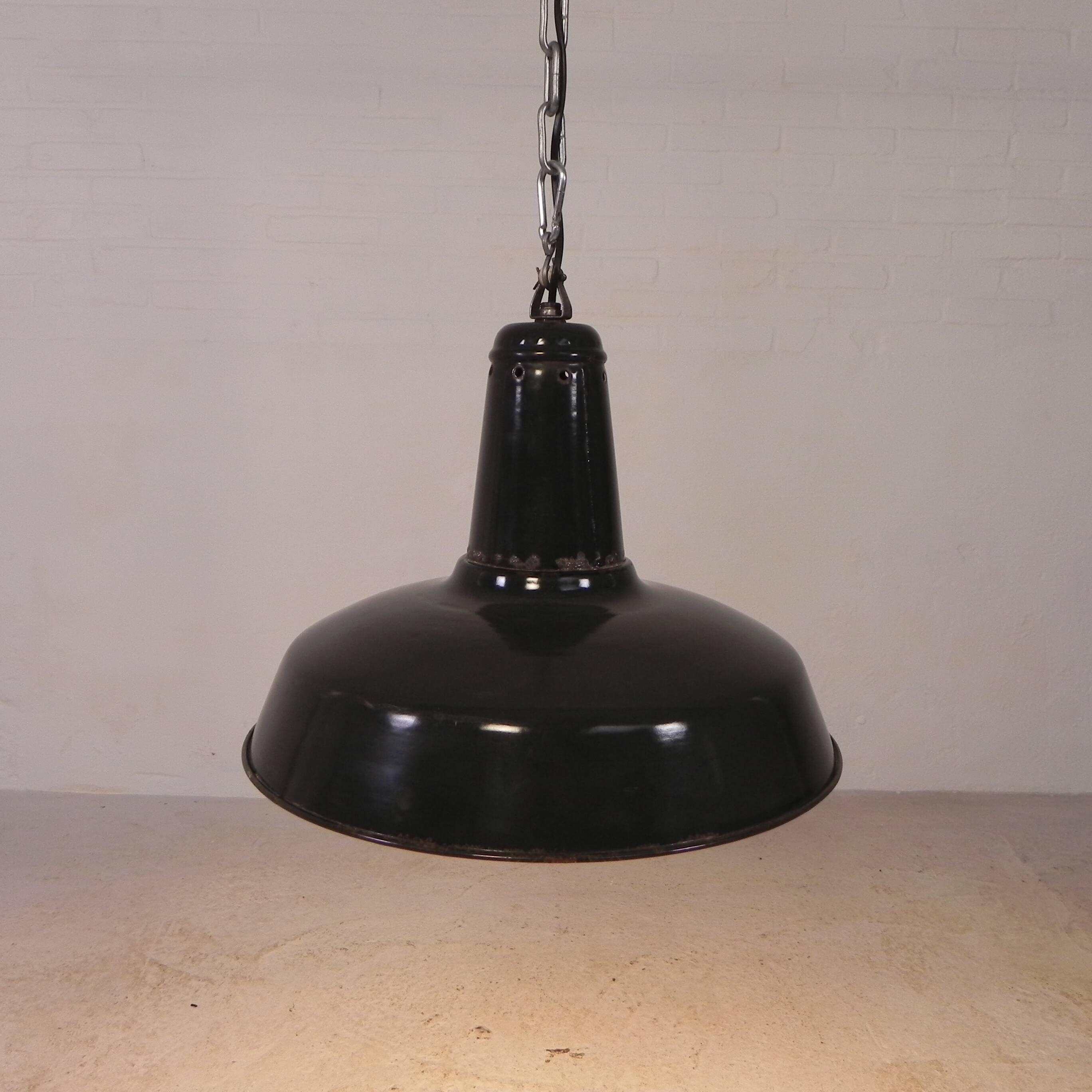 Industrial hanging lamp with enamelled steel shade