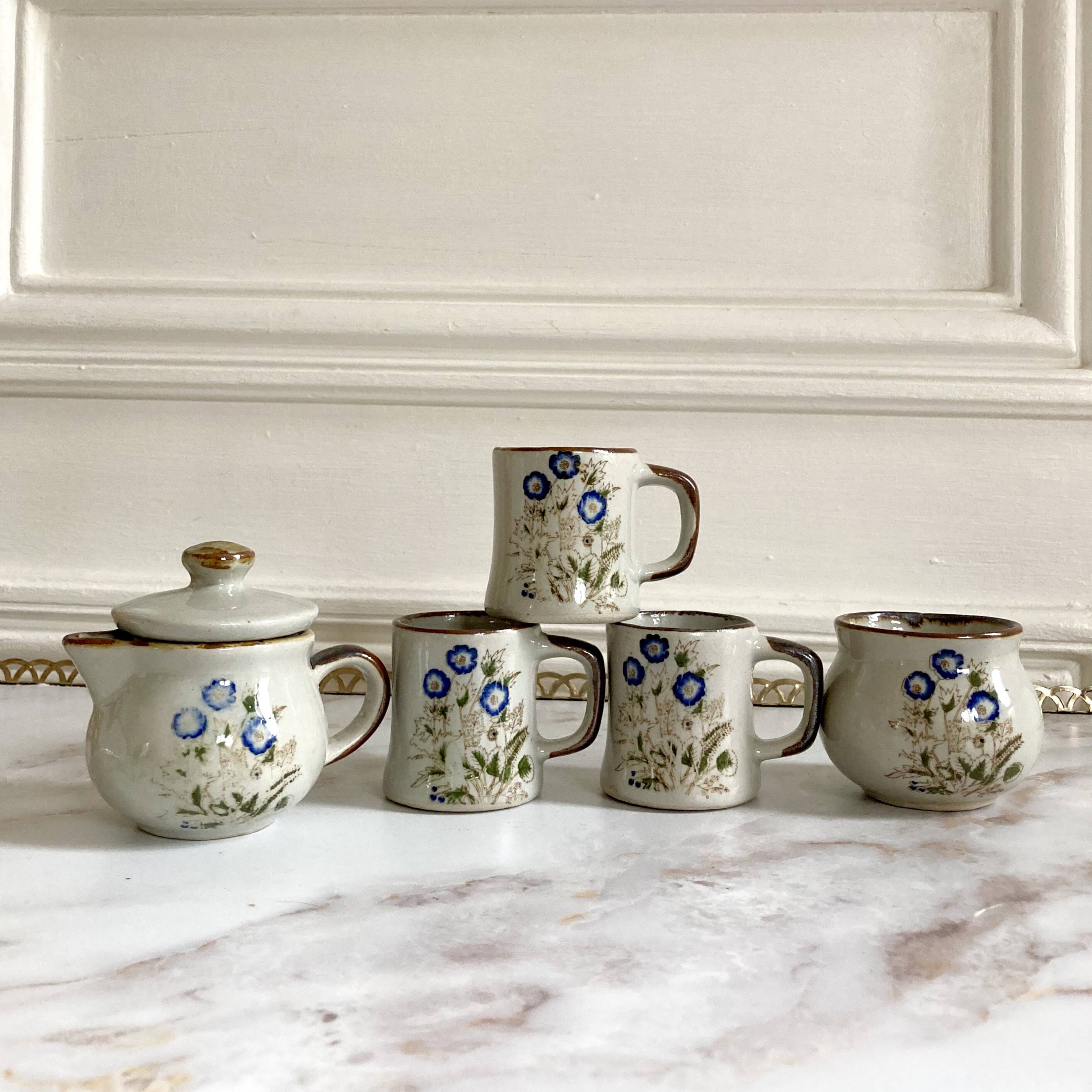 Vintage stoneware dinette with flower decor