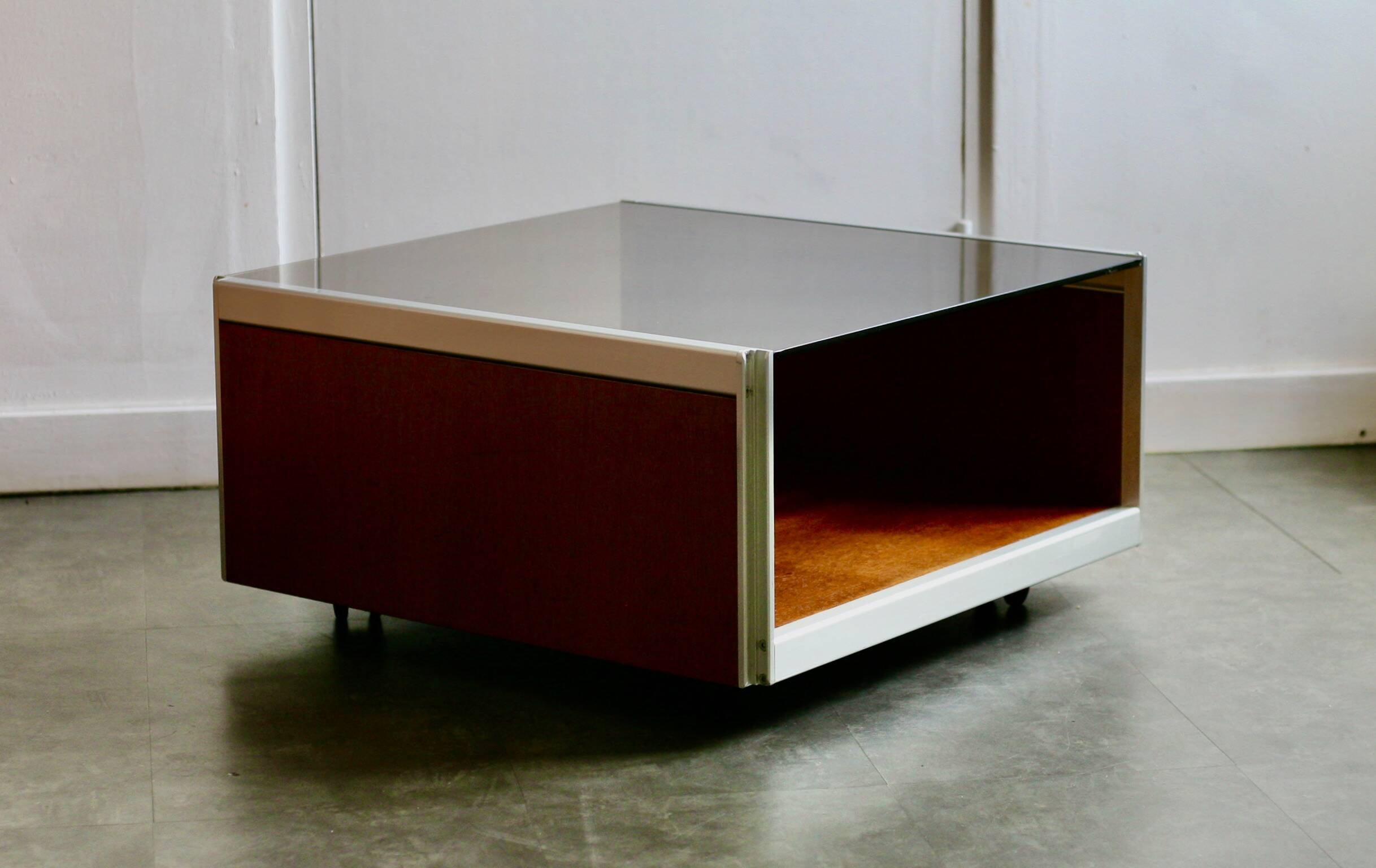 Table basse bois, aluminium et verre fumé. circa 1970