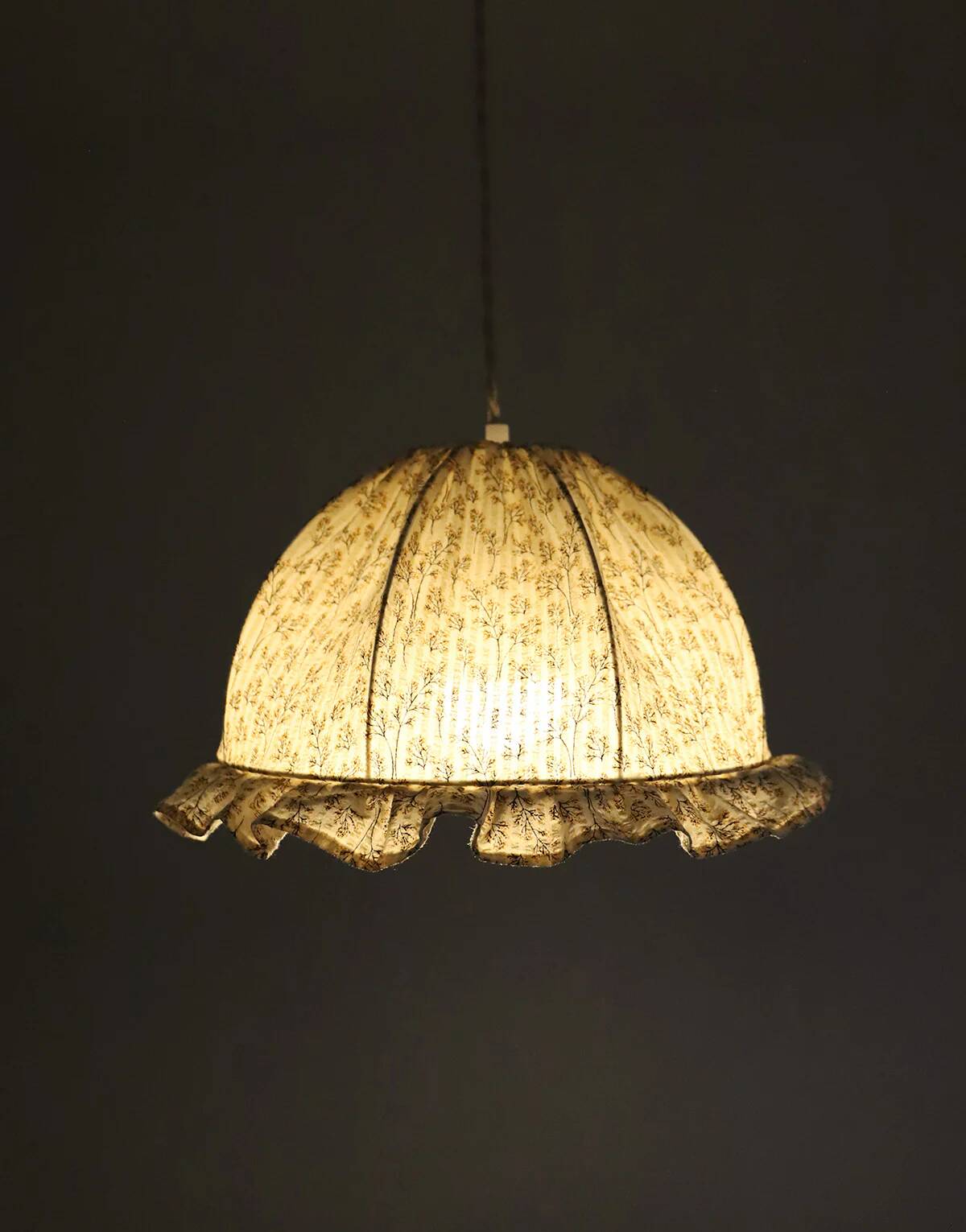 Suspension dôme arrondi avec volants Margaret imprimée "brindilles"
