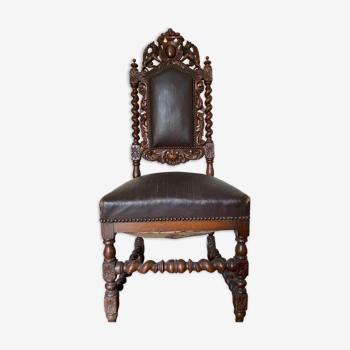 Chaise ancienne en bois sculpté et tourné assise et dossier cuir et clouté