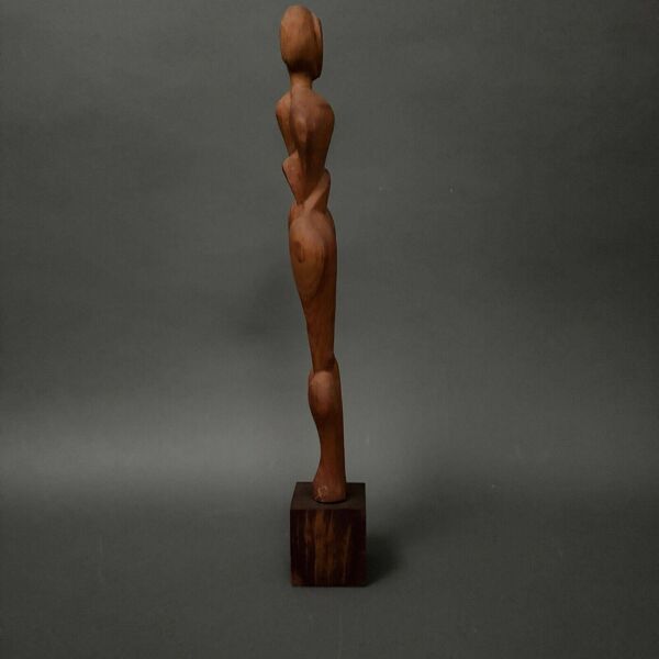 Sculpture en bois sculpté monoxyde femme par Calin Hentea XXe