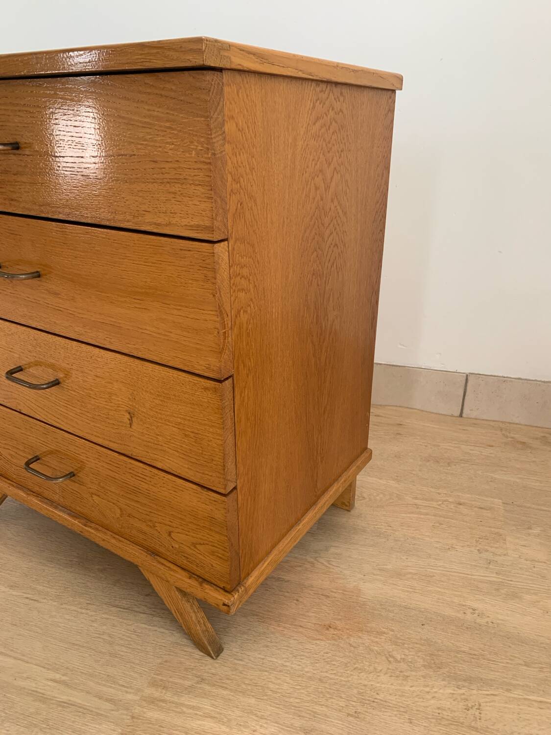 Commode pieds compas