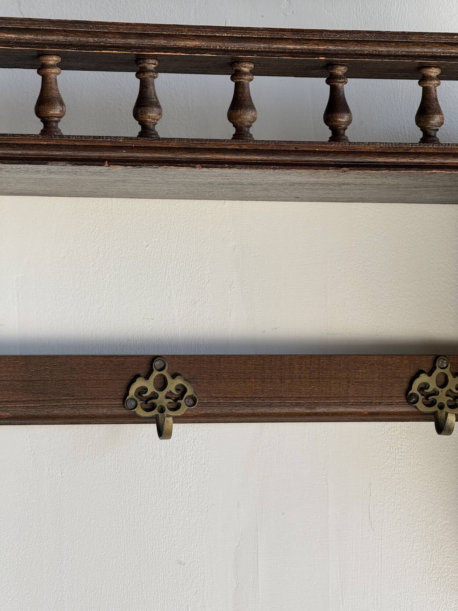 Antique wooden wall shelf with a turned gallery and 5 hooks L120 H40 D18