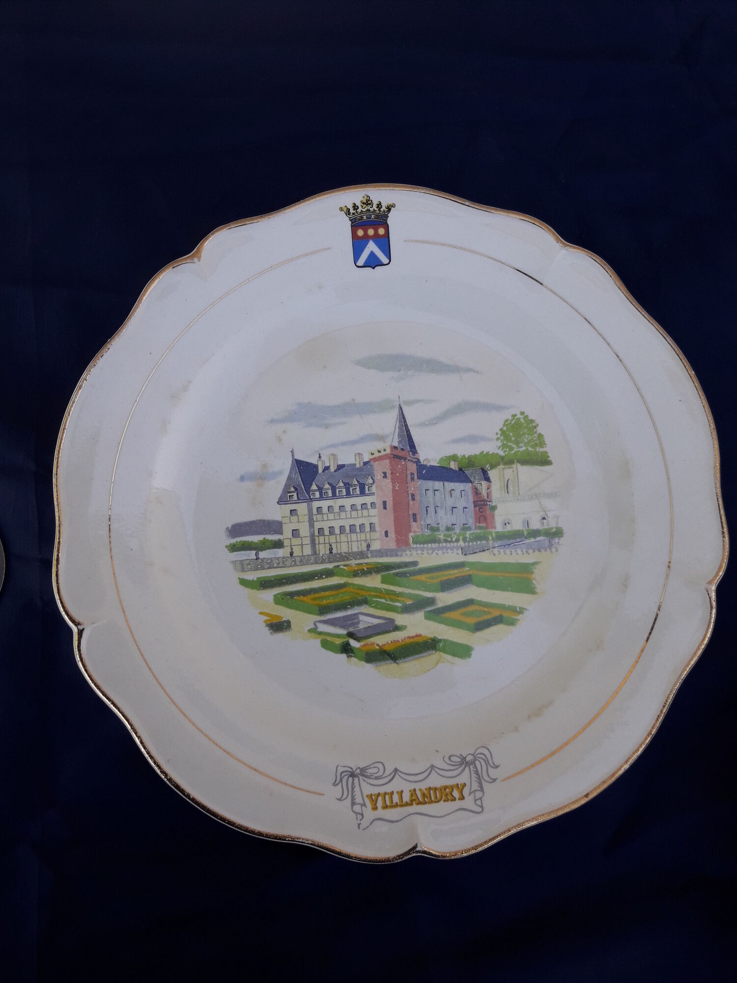 11 plates of earthenware from Gien model Châteaux de la Loire ar 22 cmmoiries diam