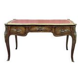 Bureau plat de style régence en placage de bois de rose, travail des années 1950