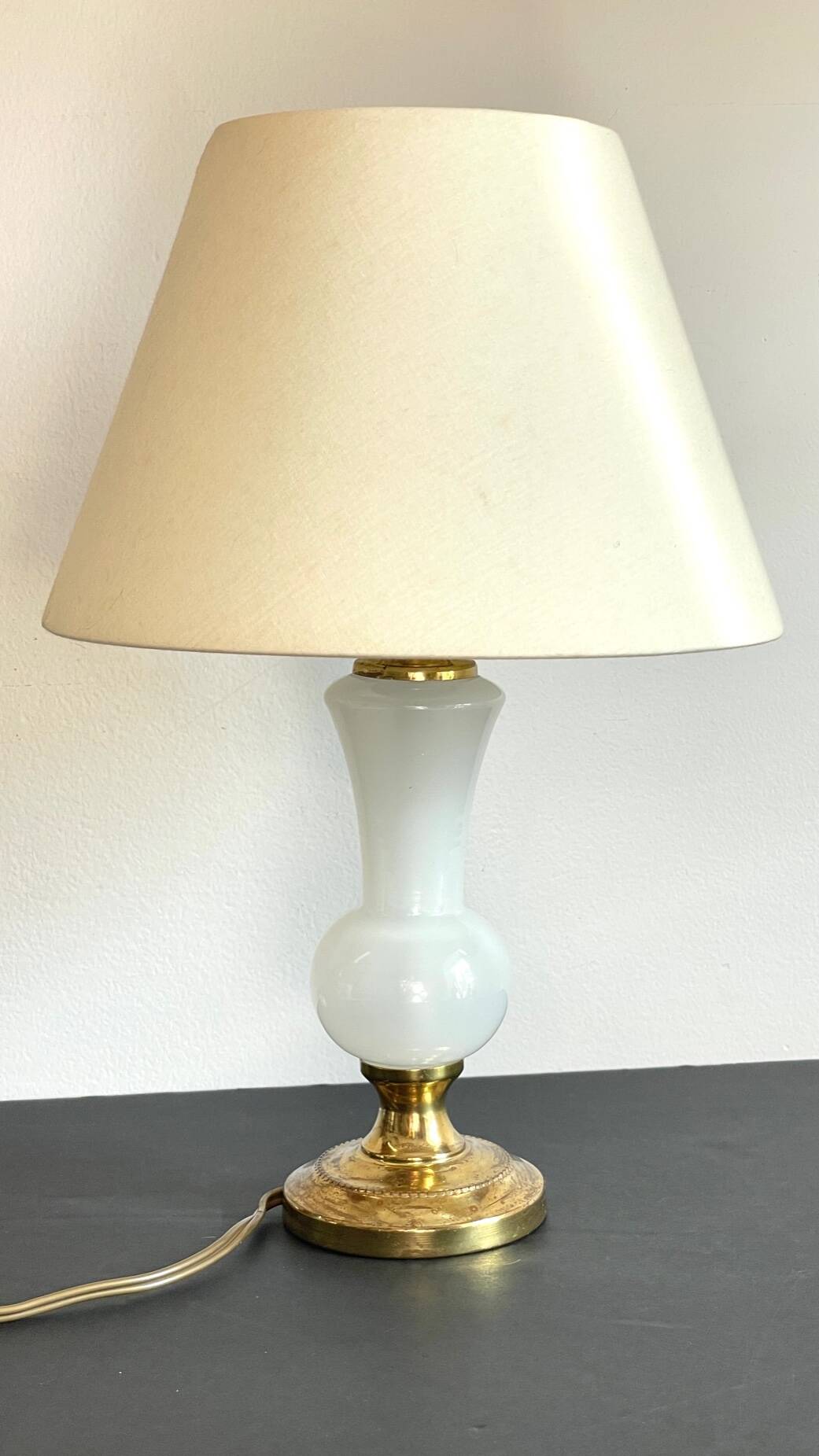 Chic lamp in opaline glass and vintage brass