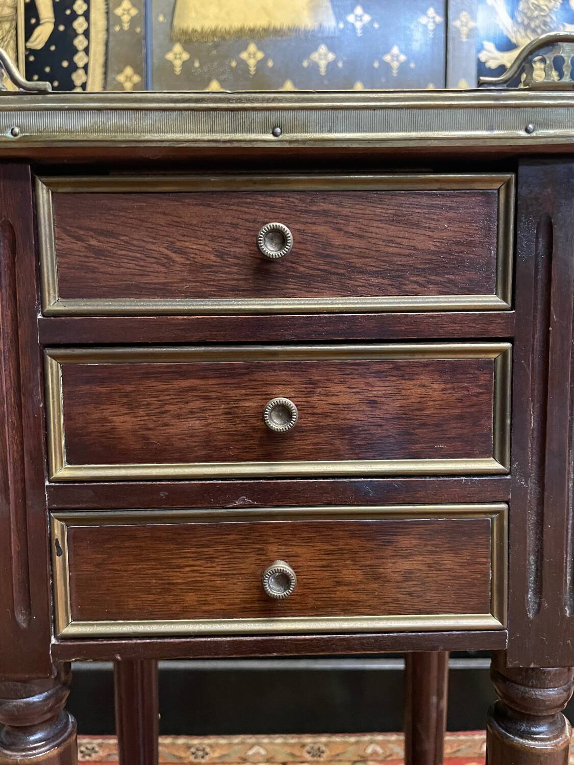 Paire de tables de chevets de style Louis XVI
