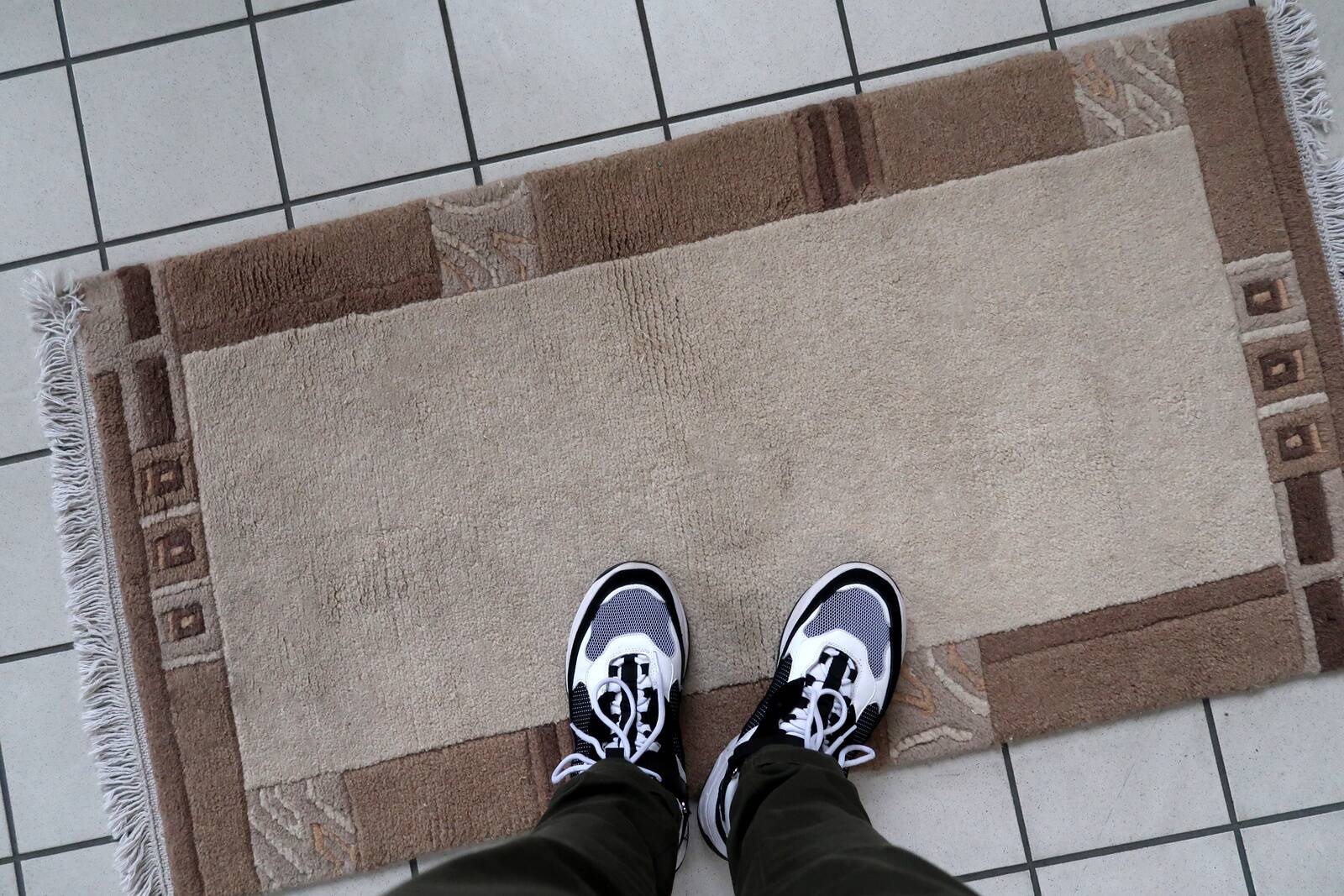 Tapis vintage tibétain Khaden fait main en laine – 64 x 124 cm  Années 1970