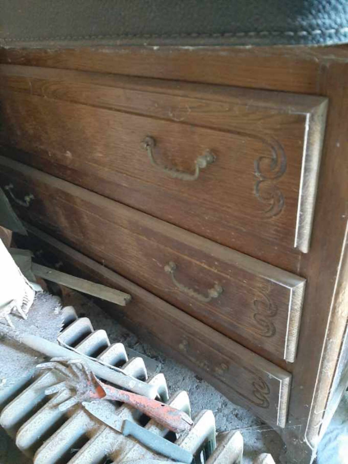 Oak chest of drawers