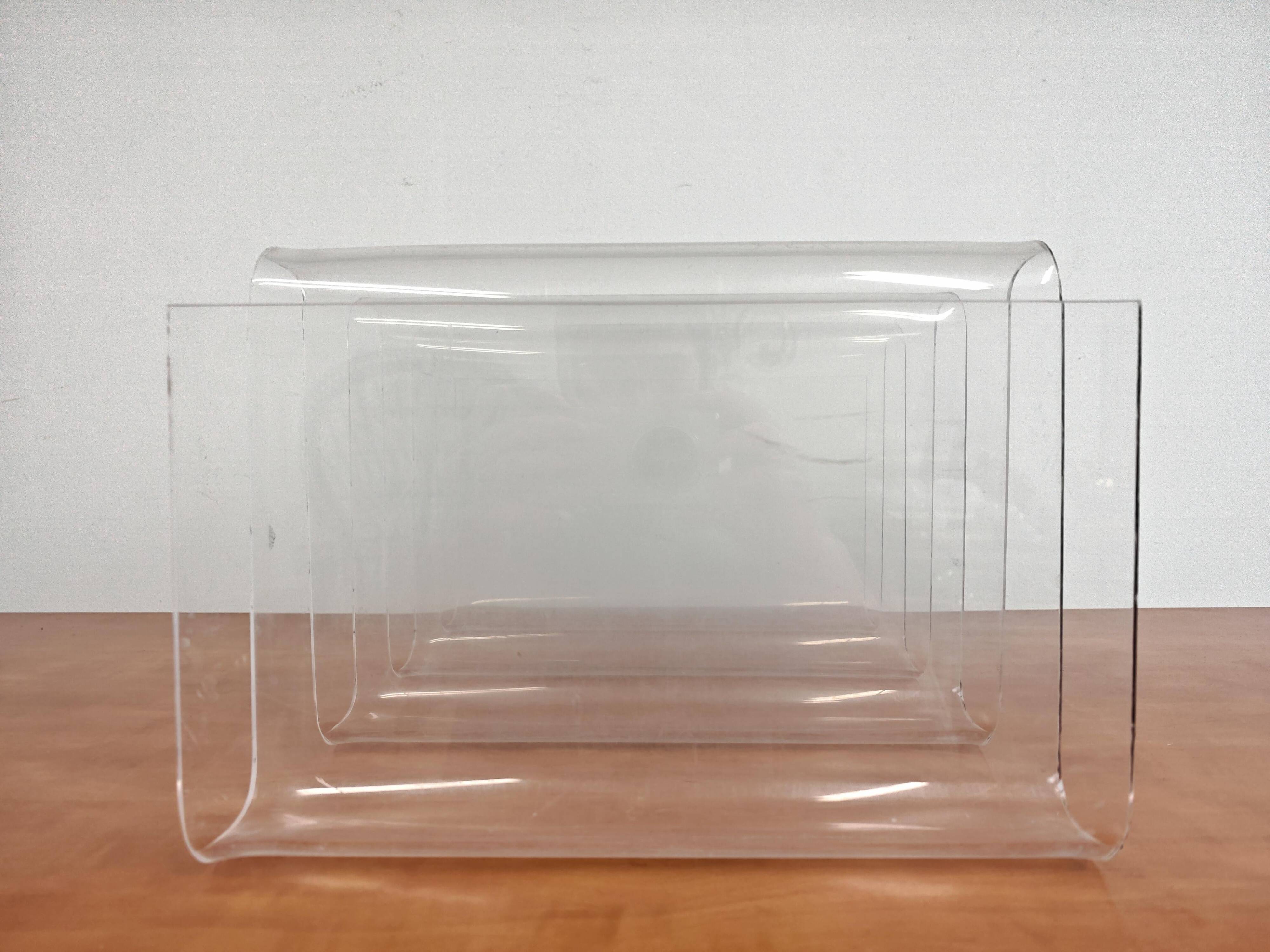 Sculptural range of Mid Century Modern in plexiglass from the 1970s.