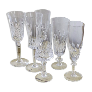 Service dépareillé de flûtes à champagne en cristal de prestige