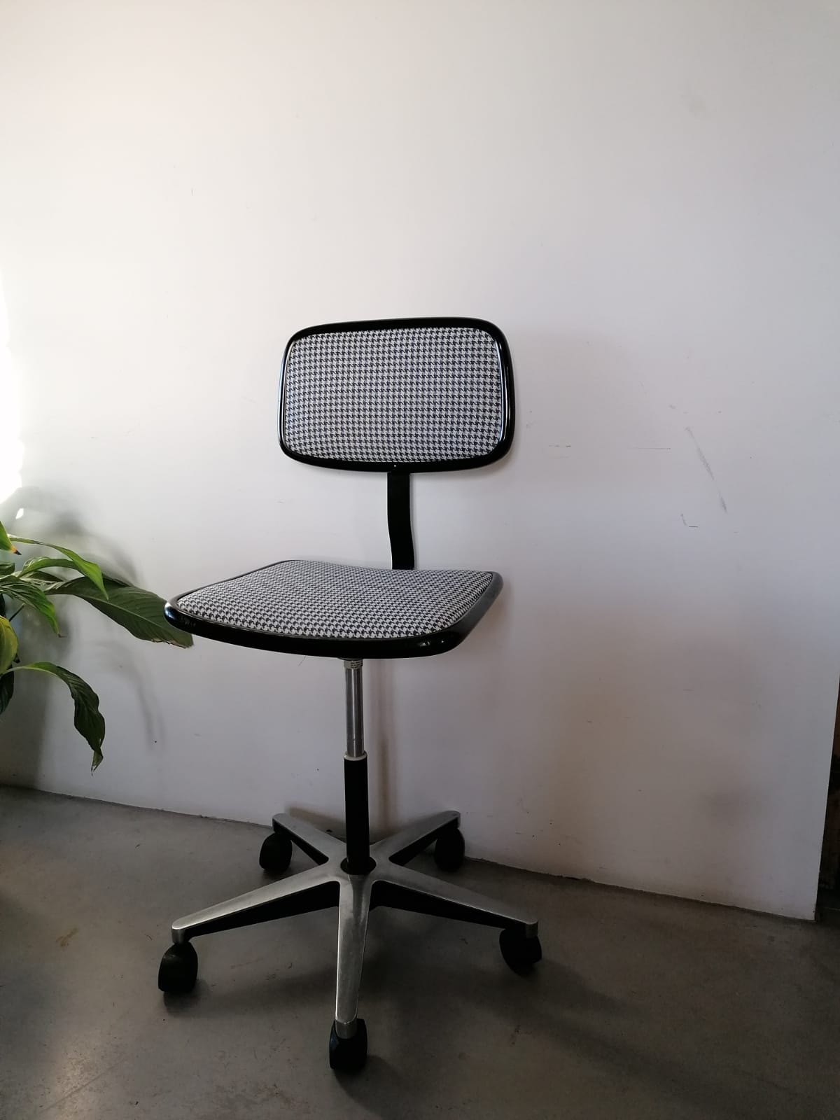Chaise de bureau pieds de poule