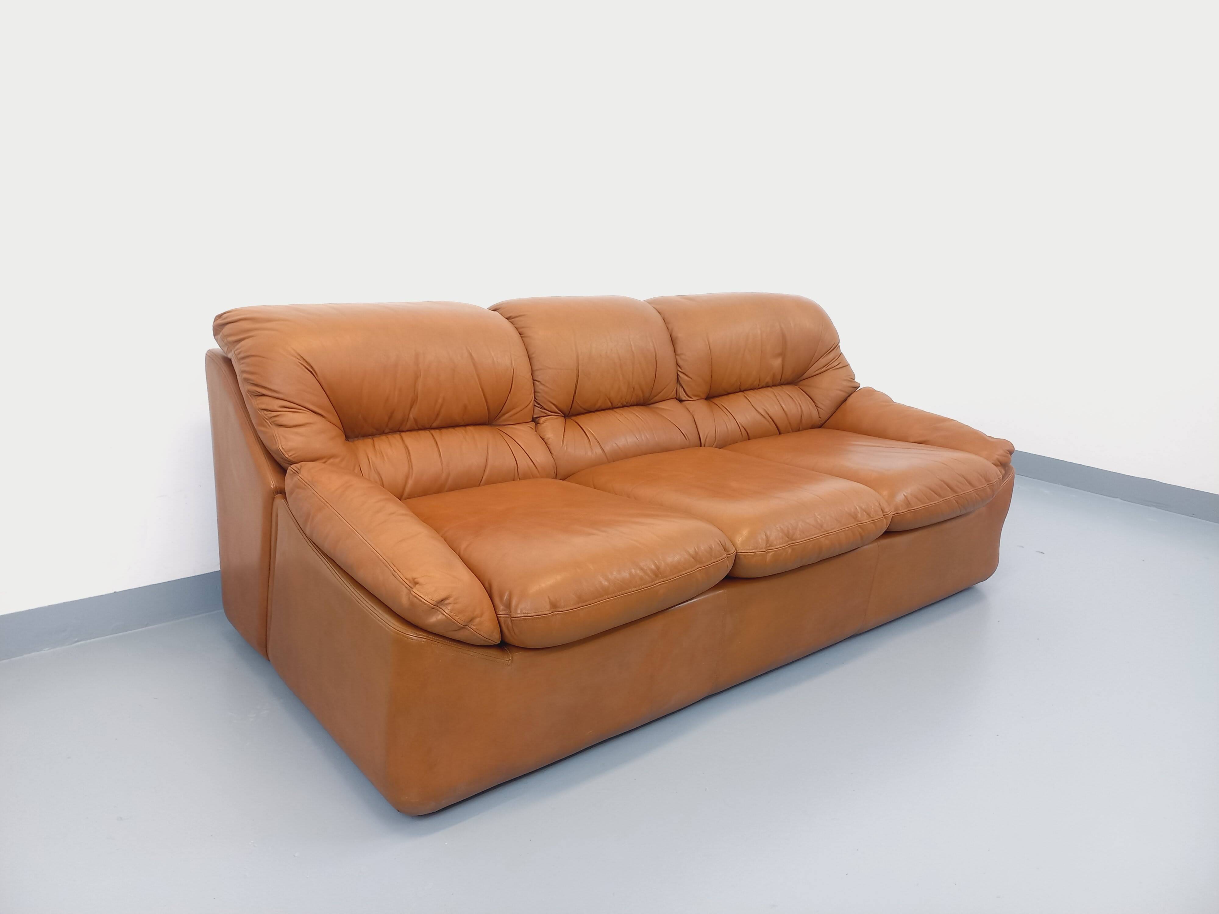 Vintage cognac camel leather canapé from the 1970s.