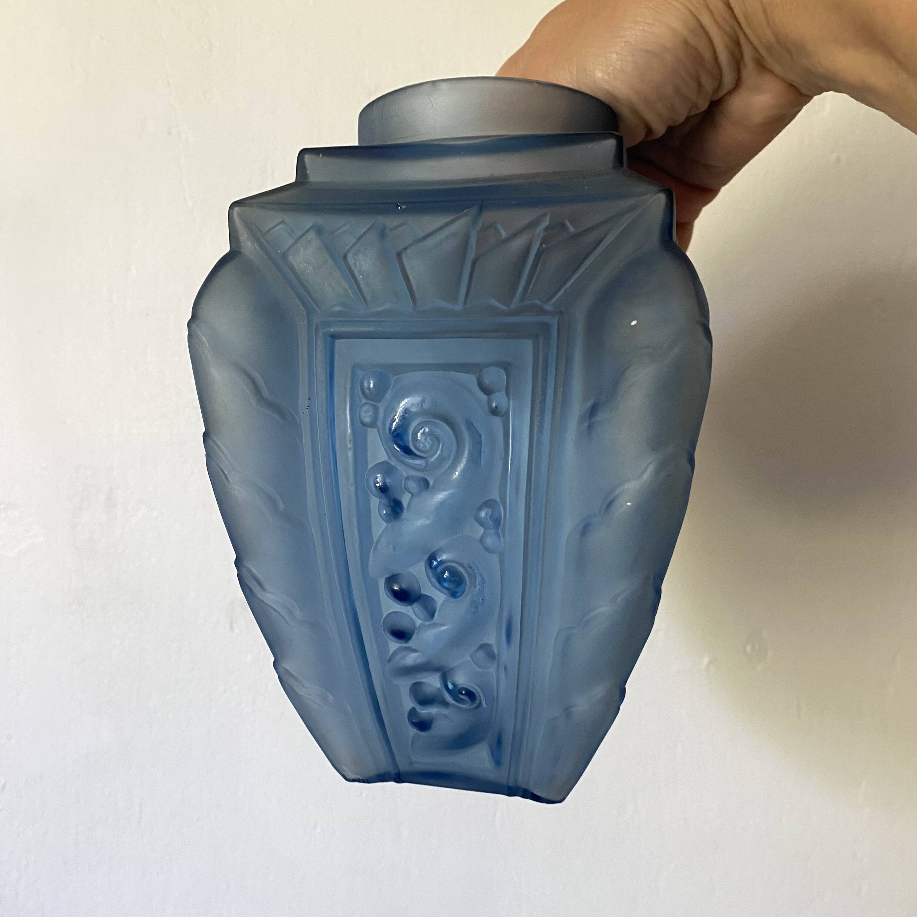 Art Deco vase in blue frosted glass 19 cm