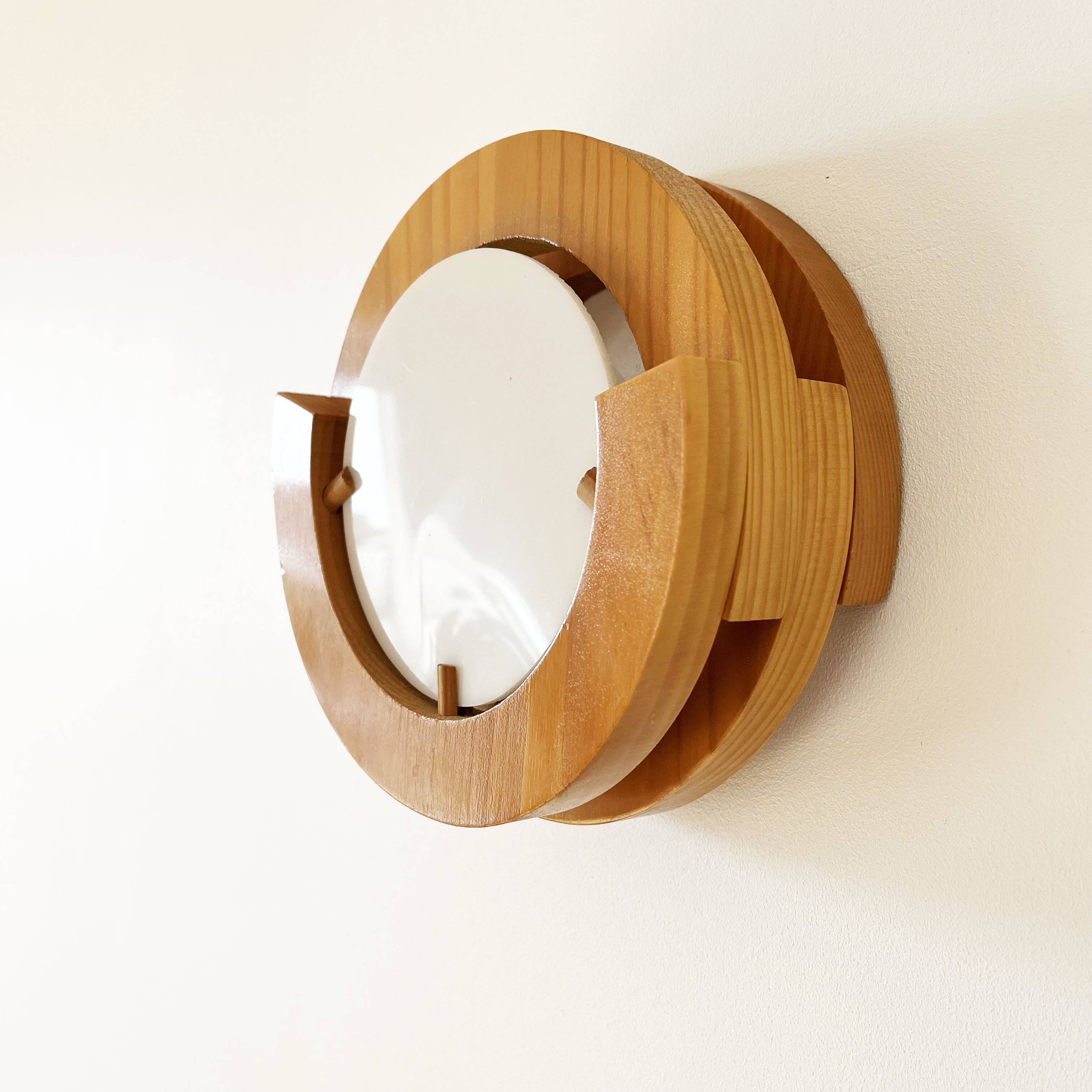 Round pine and plexiglass wall light, 1970s