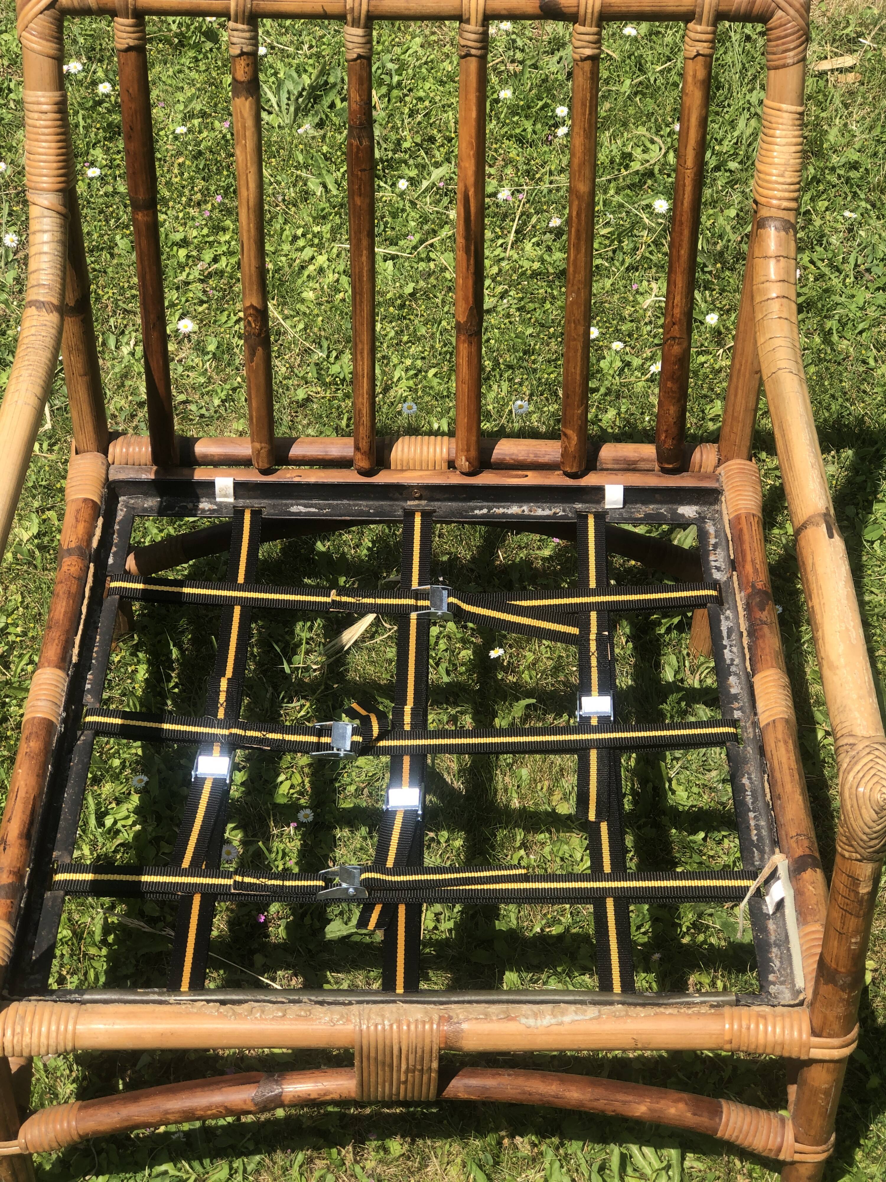 Rattan living room with 2 armchairs, coffee table cushions