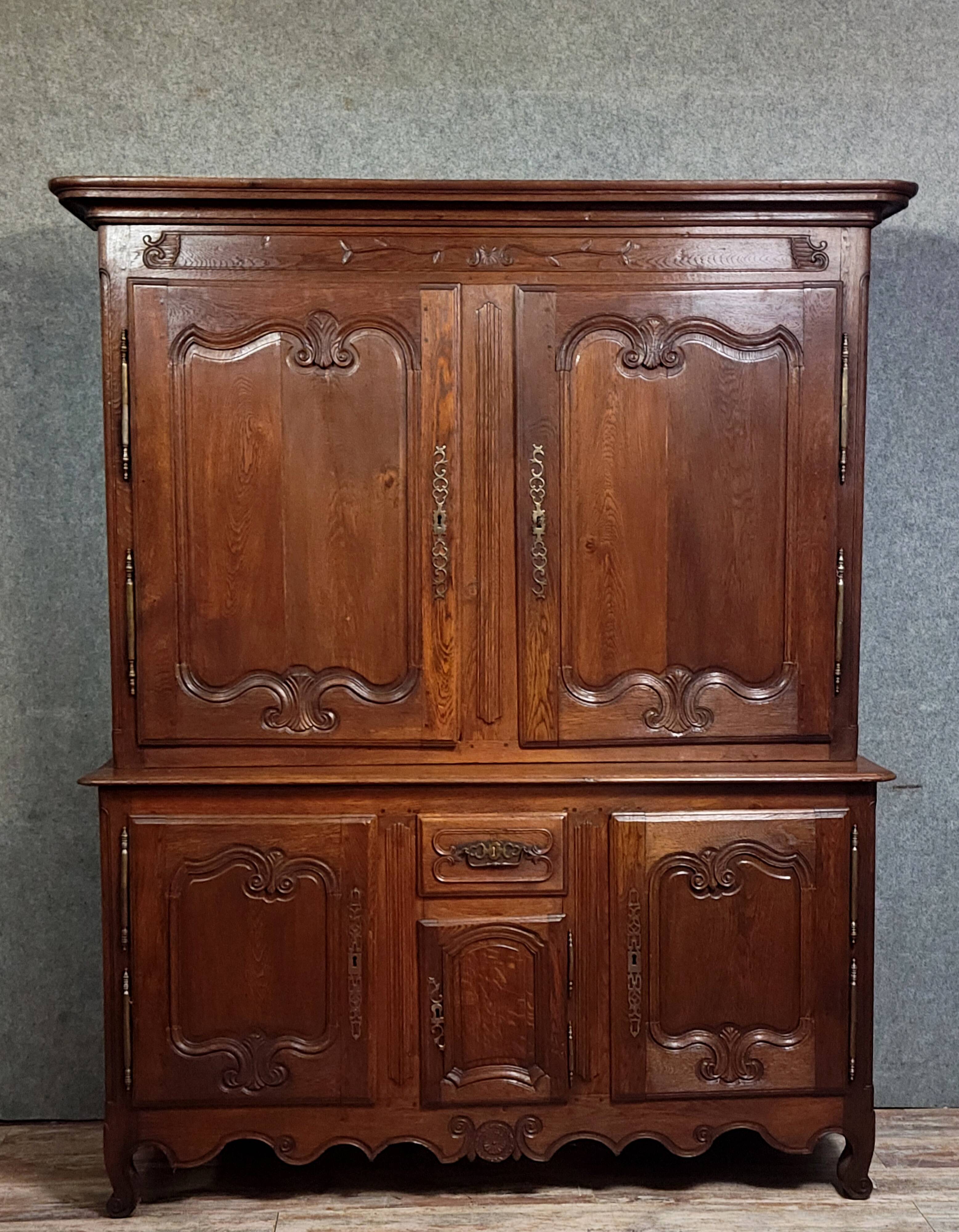 Important buffet deux corps époque Louis XV en chêne massif