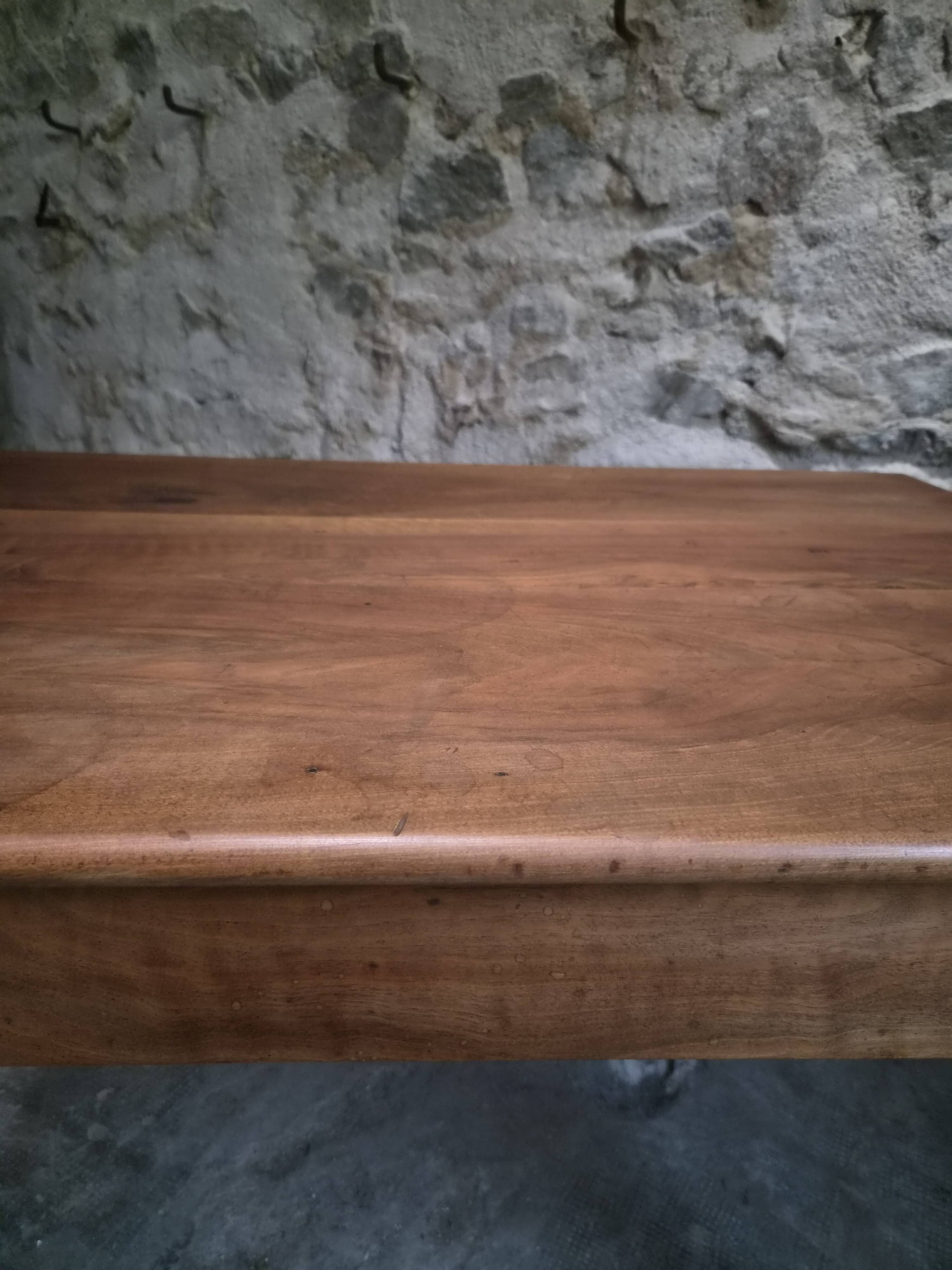 Table française ancienne en noyer avec tiroir, vers 1900–1920