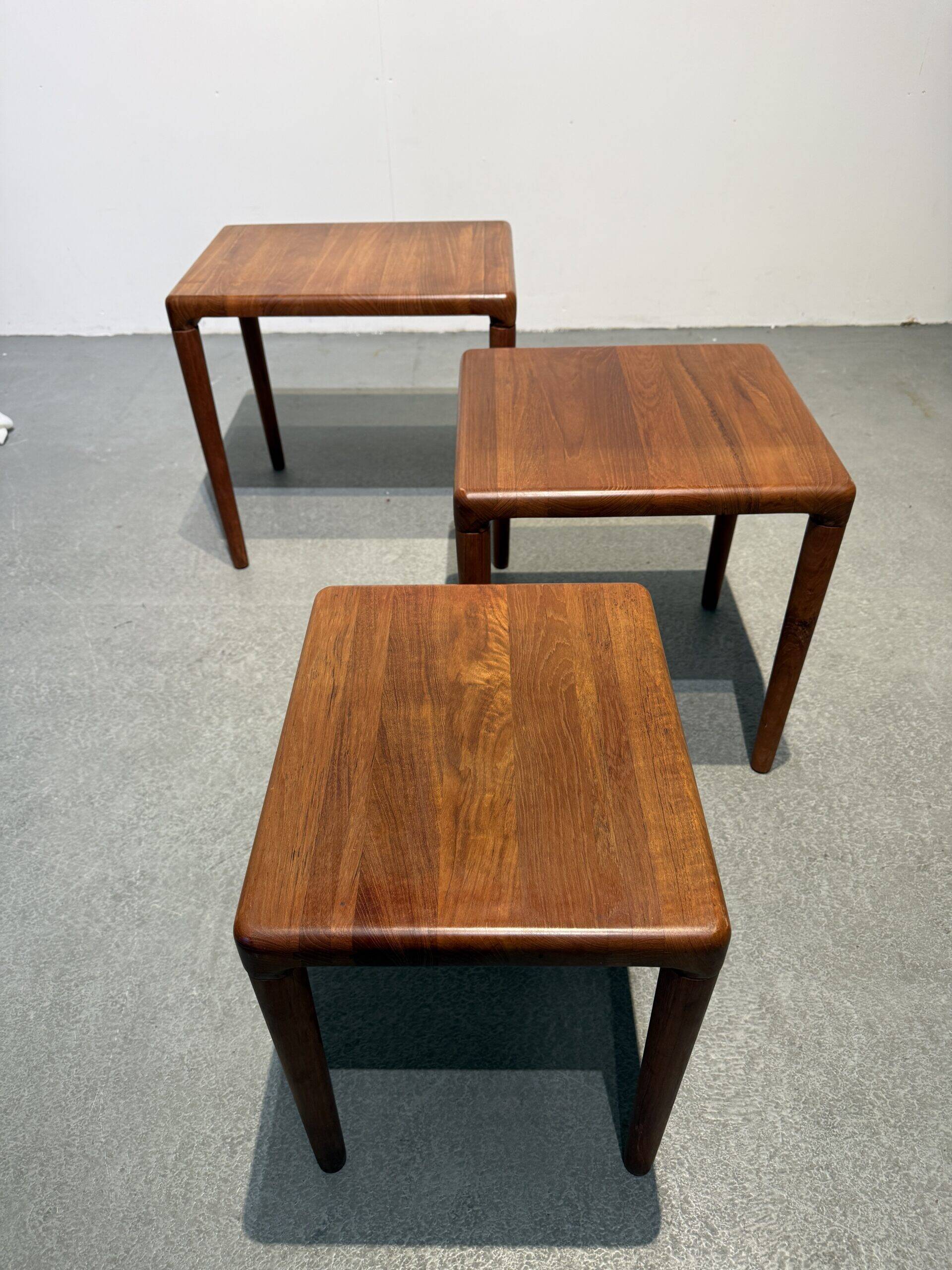 Tables gigognes en teck par Bramin