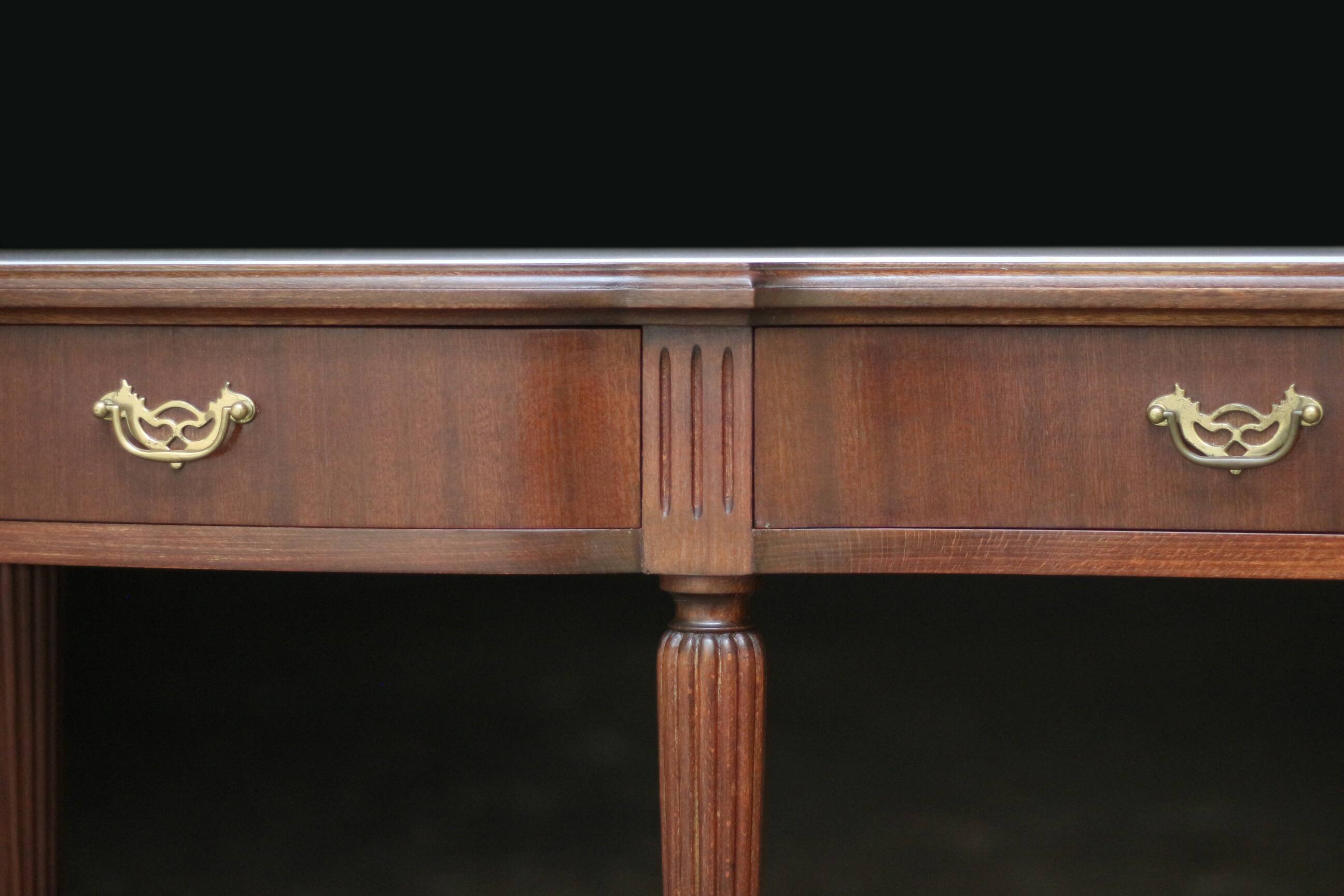 Superb mahogany and marble console table (early 20th century).