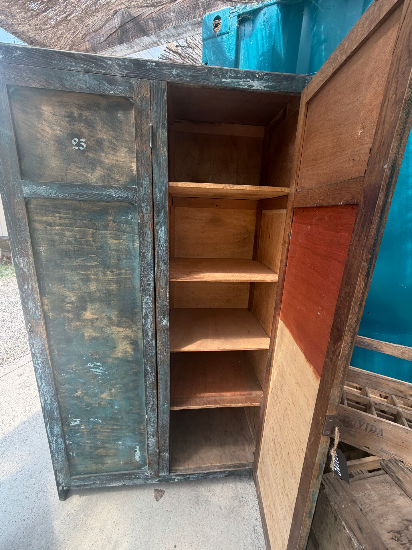 Armoire patinée vintage