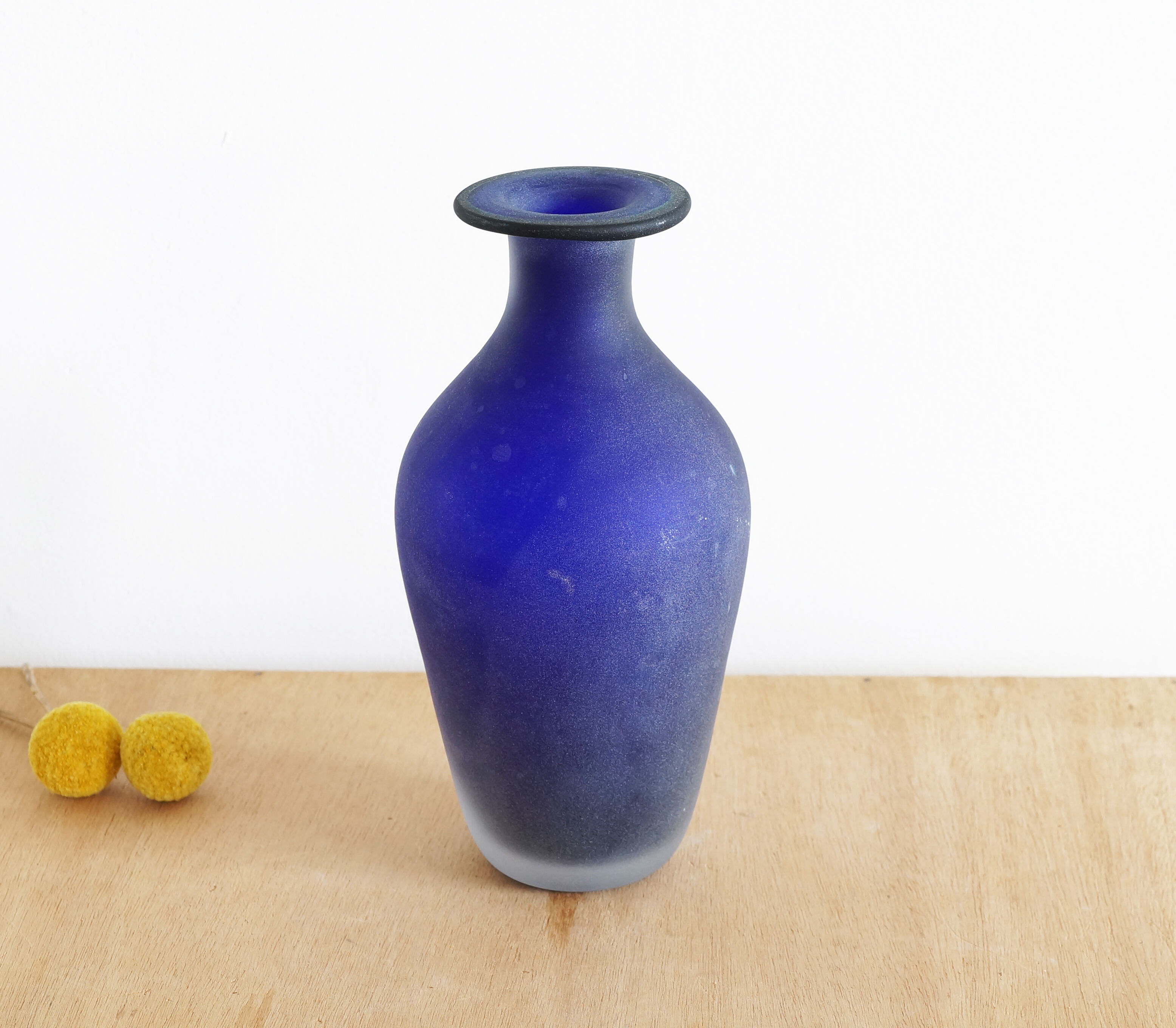 Vase in dark blue glass paste