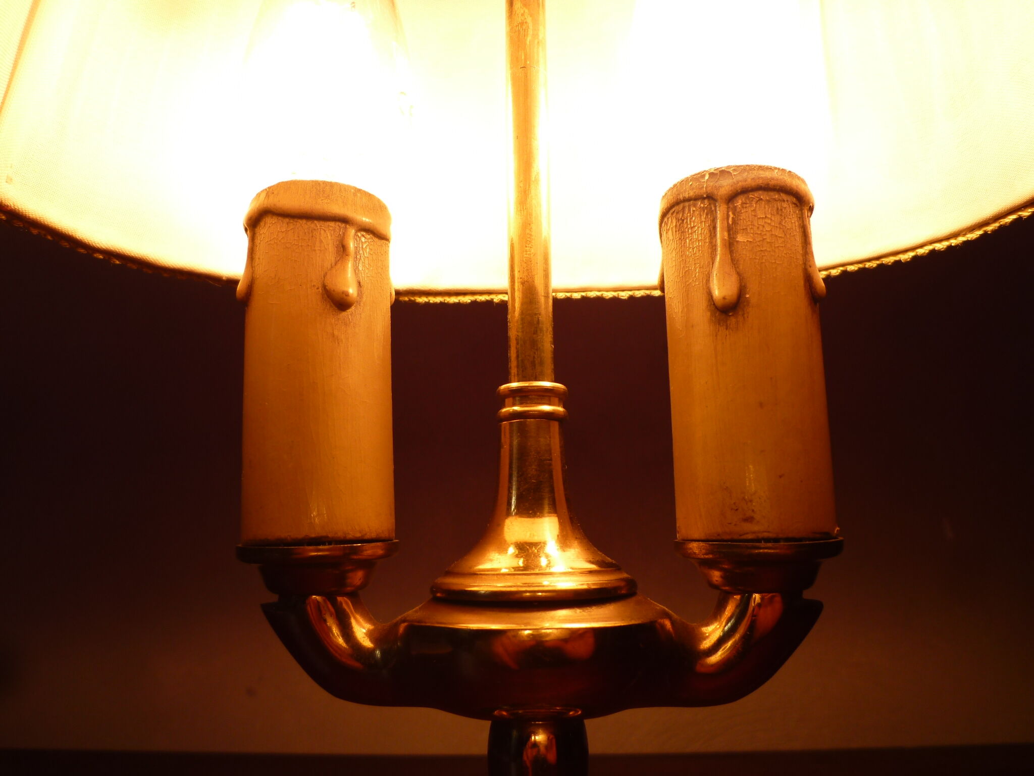 Pleated fabric lamp