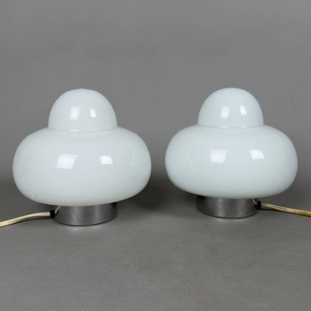Pair of space age UFO table lamps in white Murano glass, modernist 1970s.