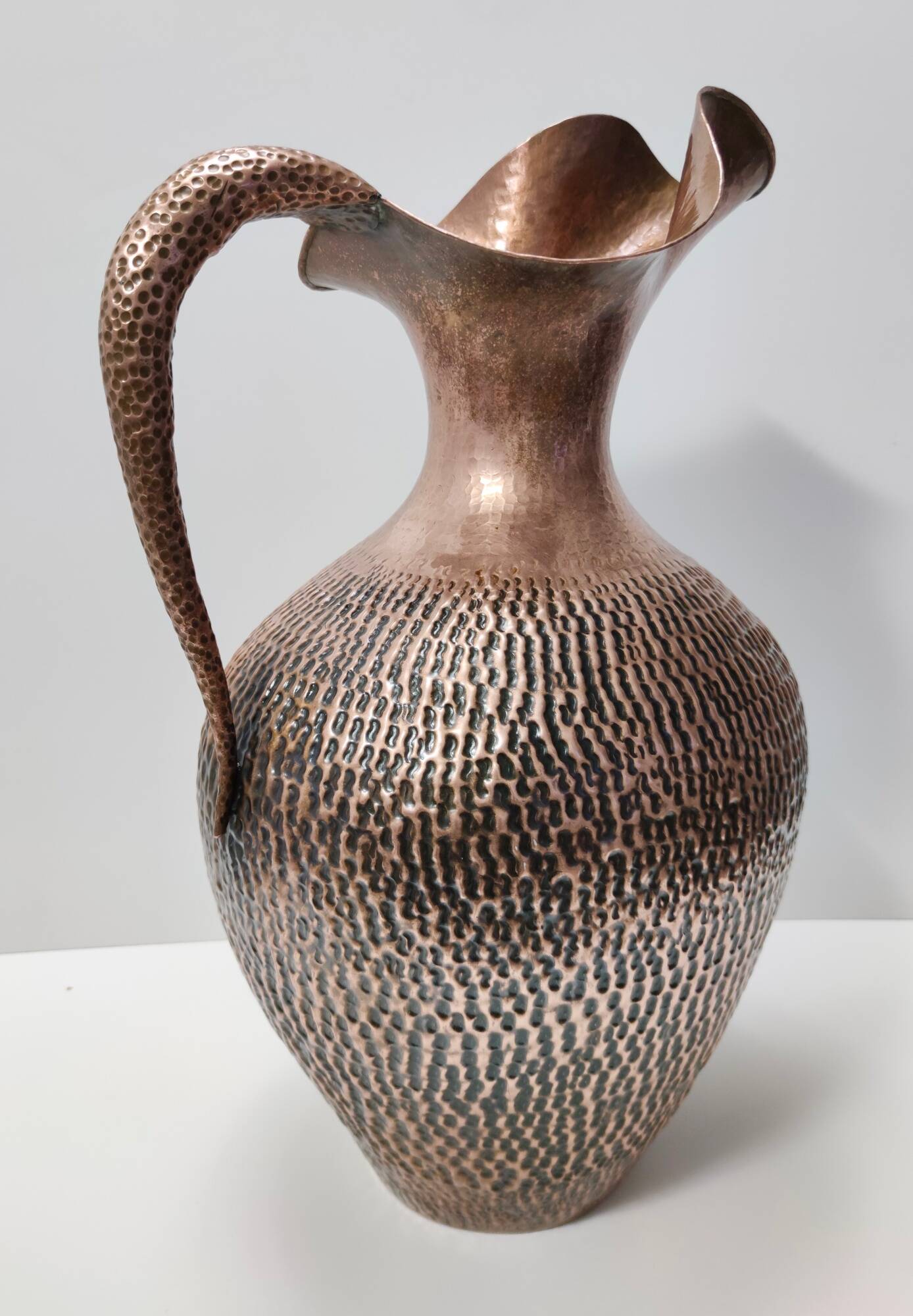 Grand vase pichet en cuivre gaufré par Egidio Casagrande, Italie
