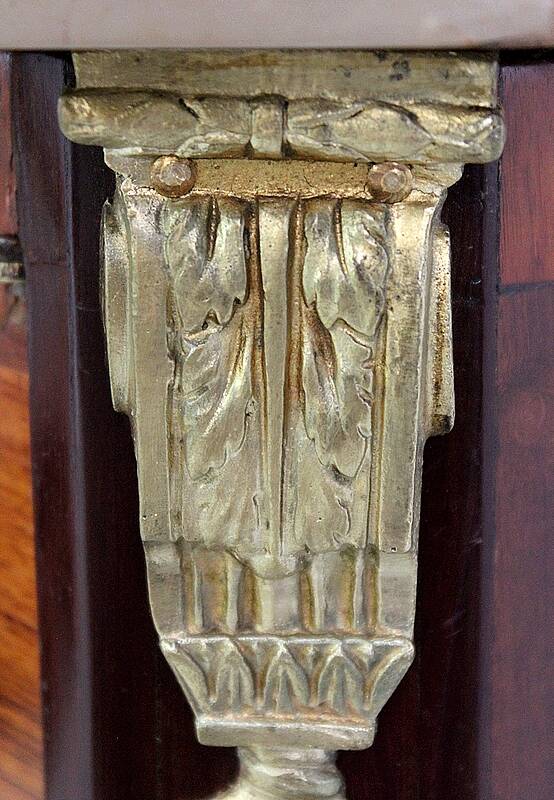 Small display cabinet in blonde mahogany veneer, Louis XVI style – 19th century.
