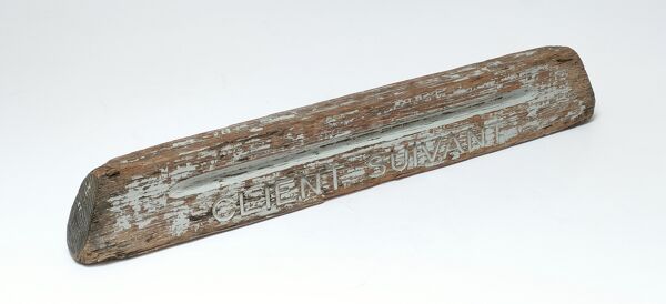 Séparateur de caisse en chêne massif patiné provenant d'une ancienne quincaillerie parisienne