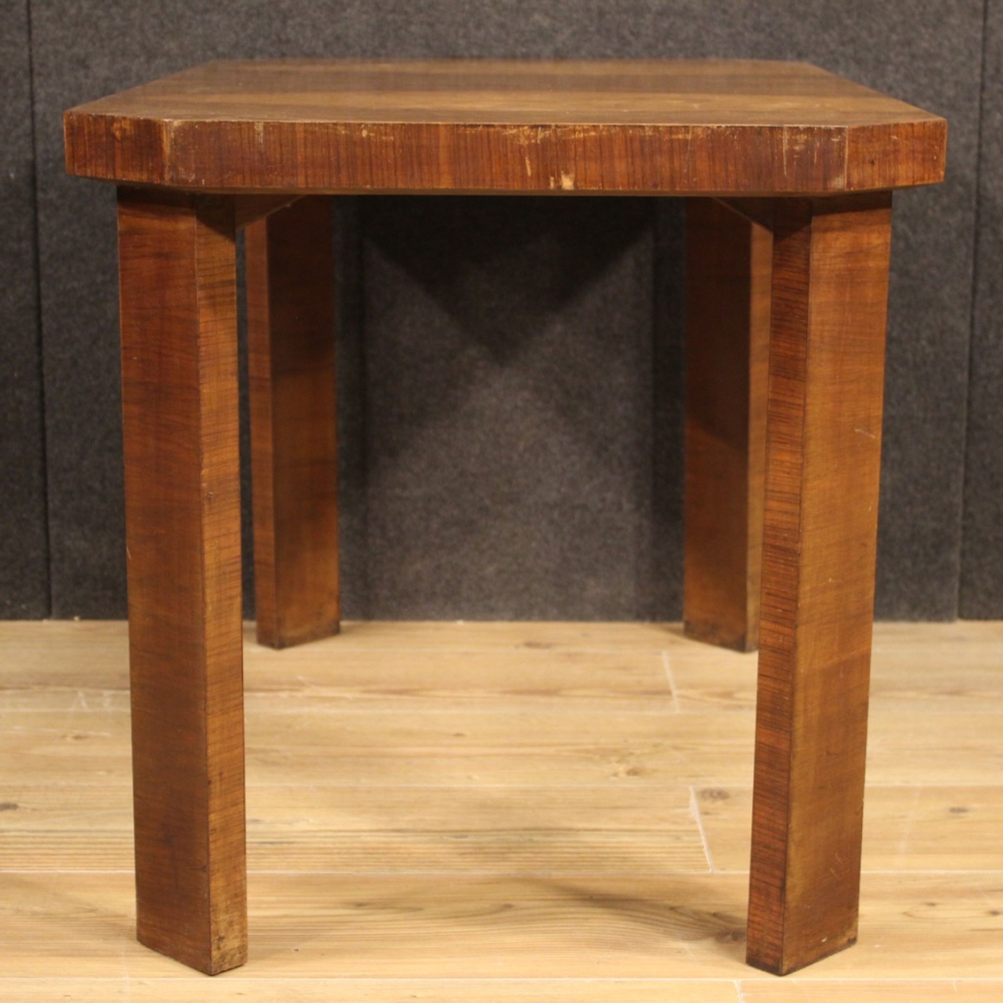 Table basse italienne en bois de noyer dans le style art déco