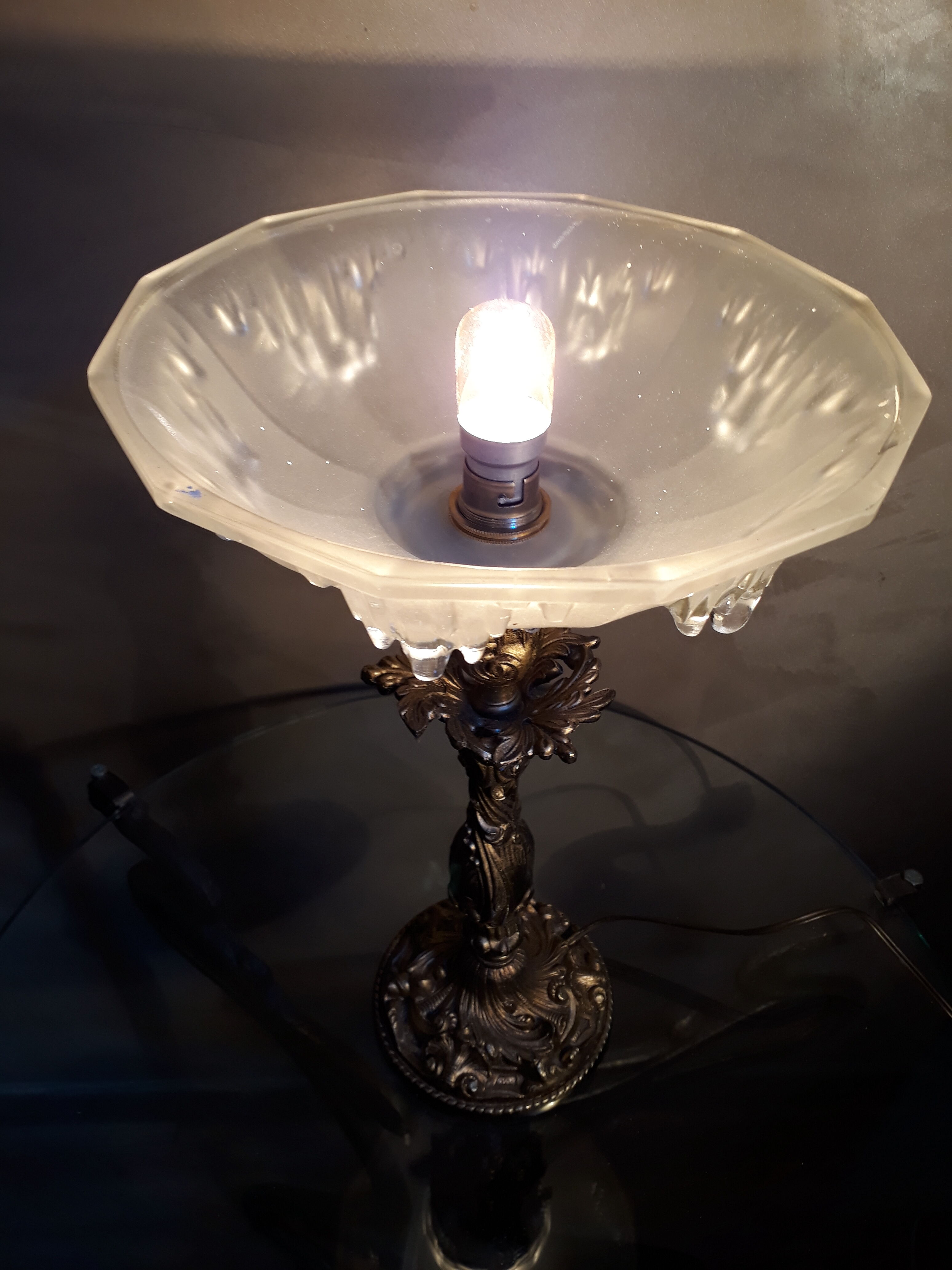 Lampe style bronze patiné et son verre opaque façon givré 22x35