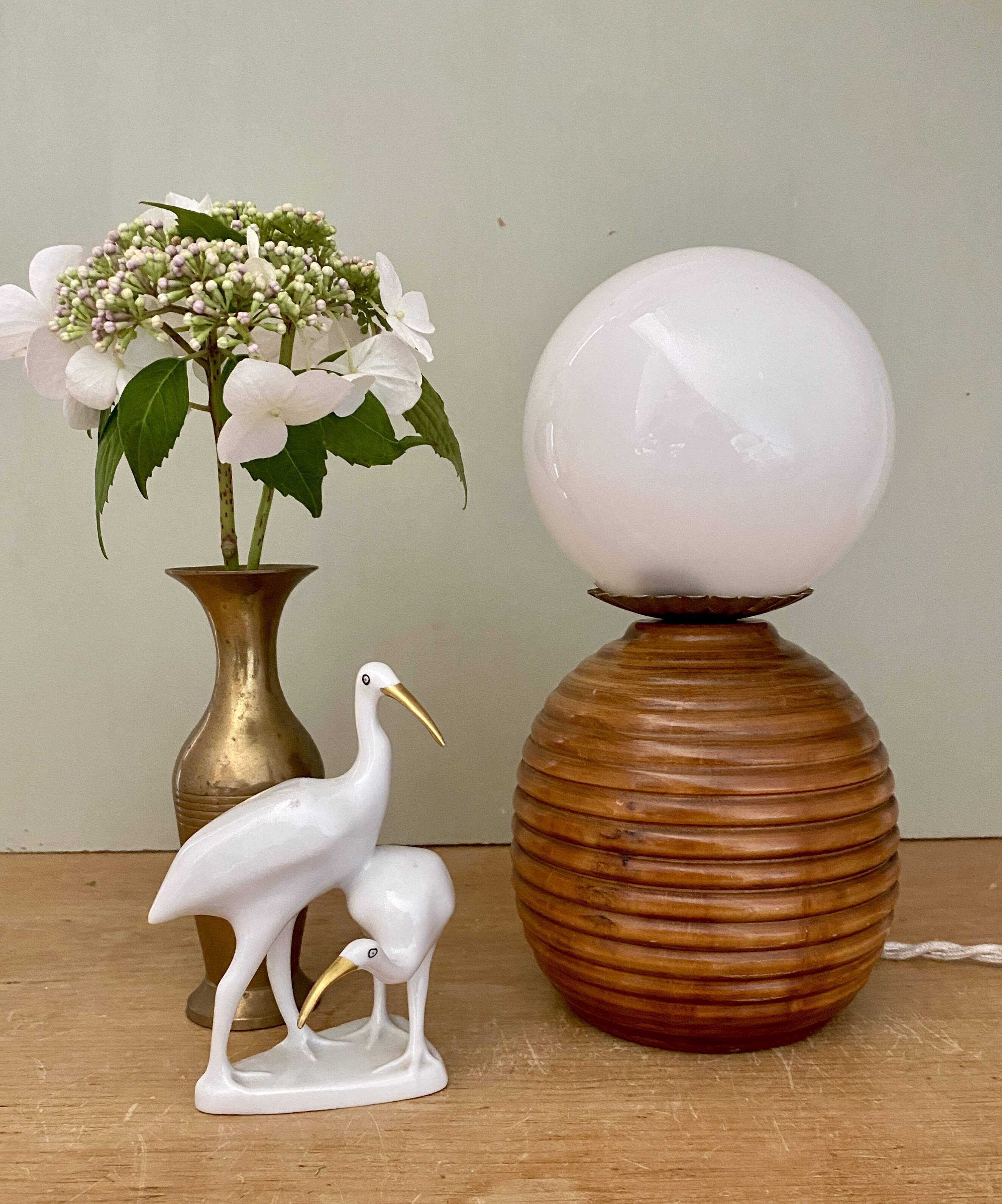 Lampe vintage opaline blanche et bois