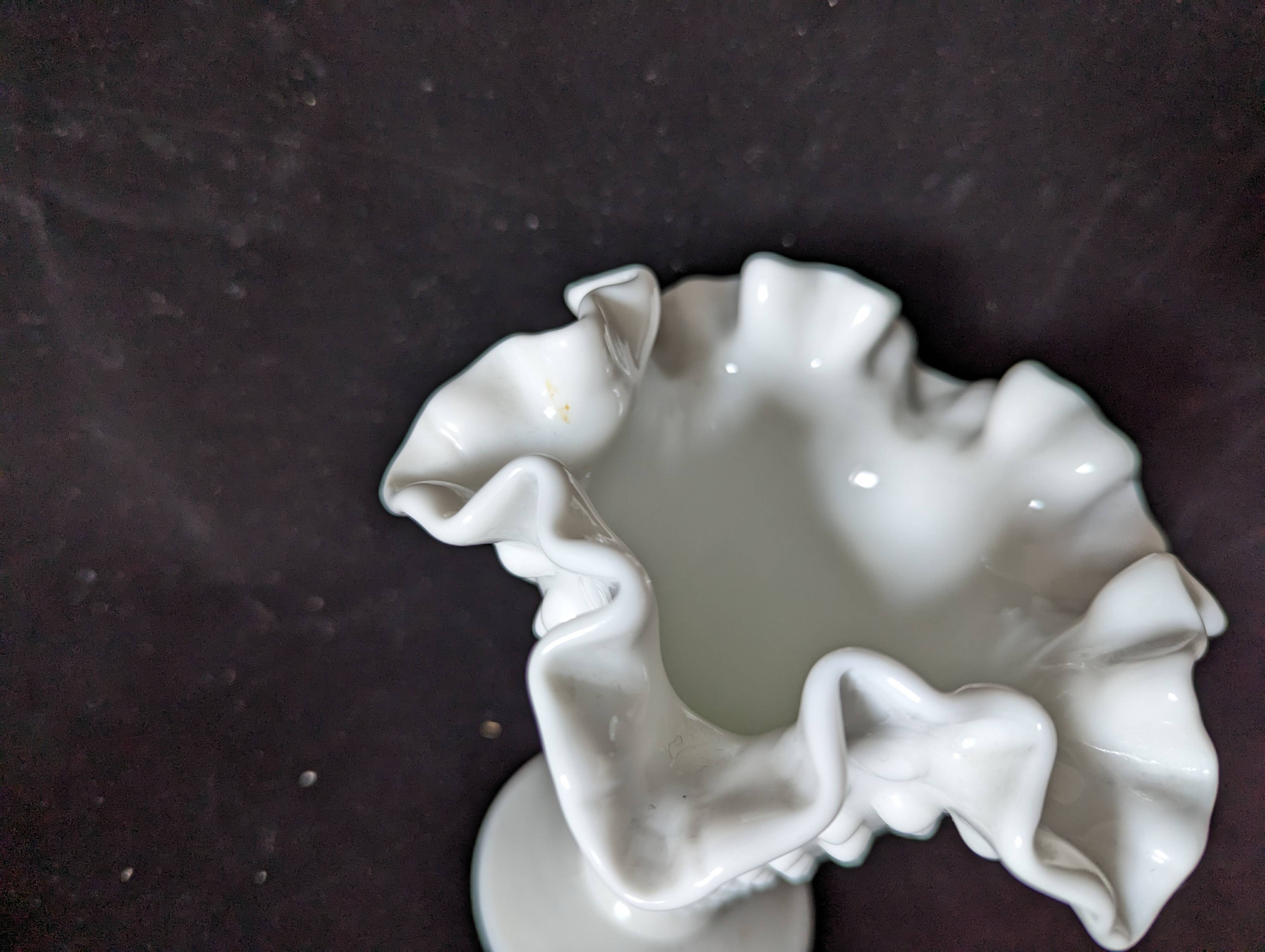 vase Fenton en opaline blanche